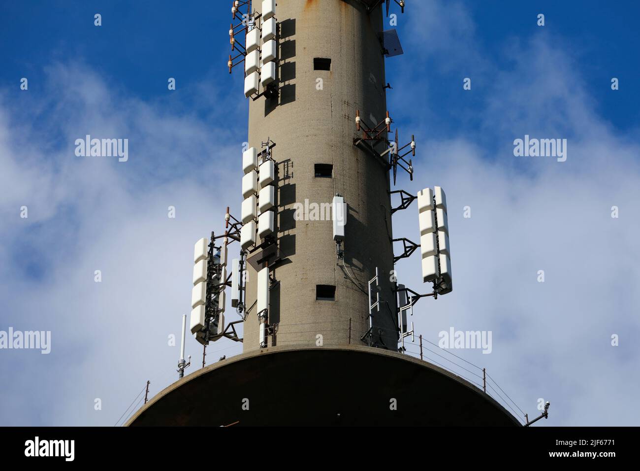 Antenne del settore della torre cellulare. Apparecchio trasmettitore Mobile 5G. Stazione base GSM. Foto Stock