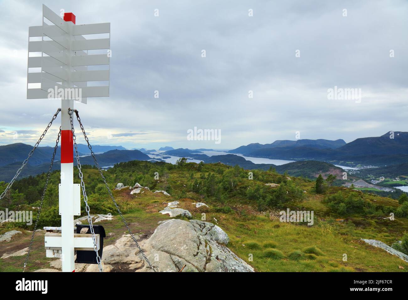 Marcatore di trig sulla montagna di Nishusen a Skodje, Norvegia. Punto trigonometrico per la geodetica. Foto Stock