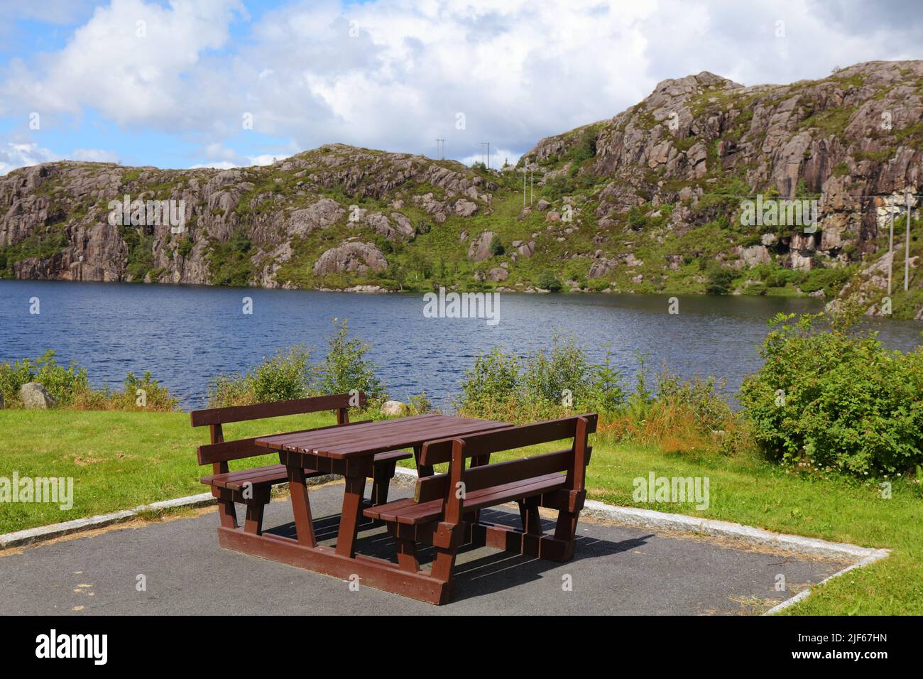 Tavolo da picnic in un luogo di riposo vicino ad un lago nella regione di Rogaland in Norvegia. Foto Stock
