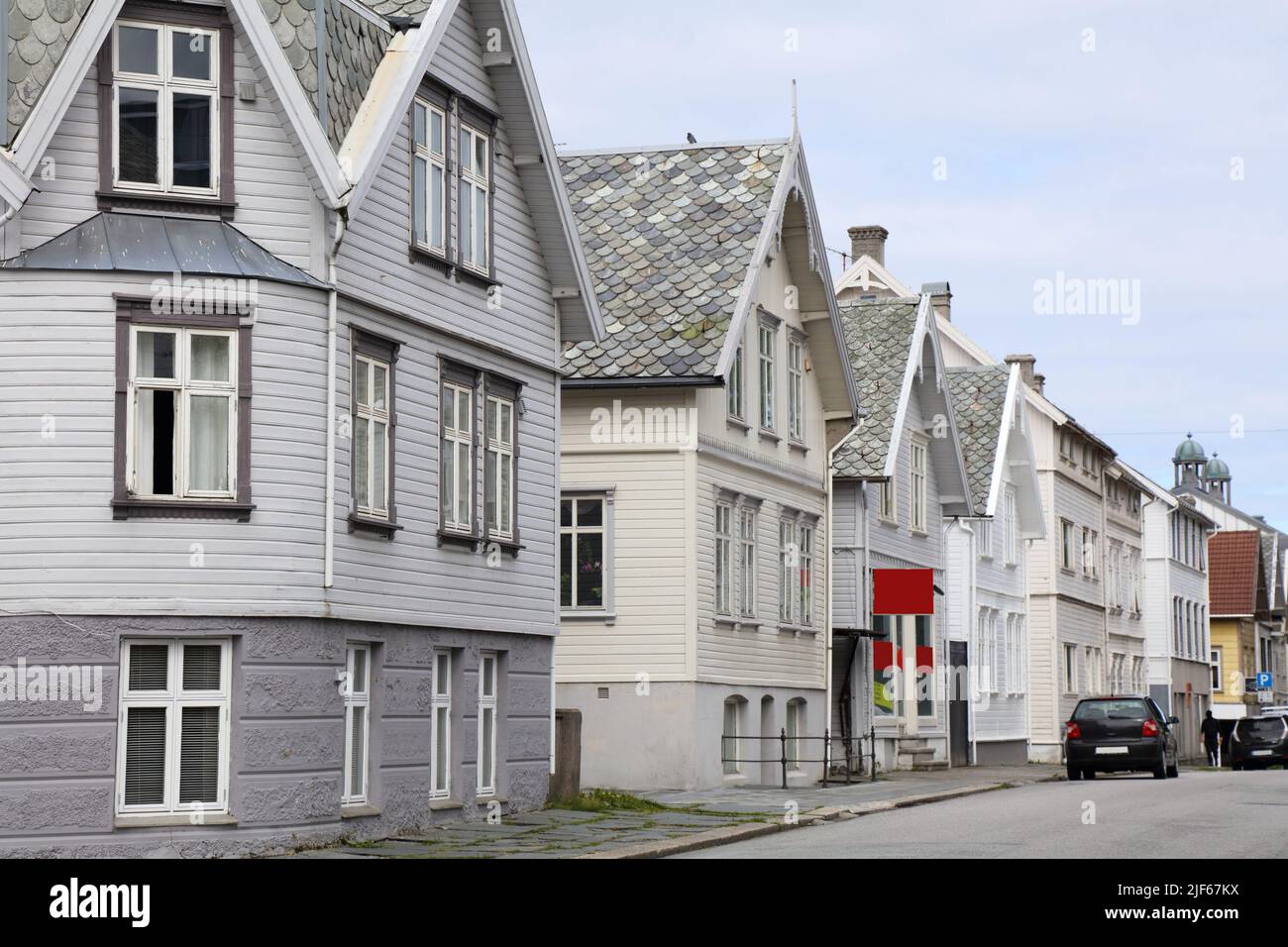 Città di Haugesund in Norvegia. Vista sulla strada con architettura norvegese. Foto Stock