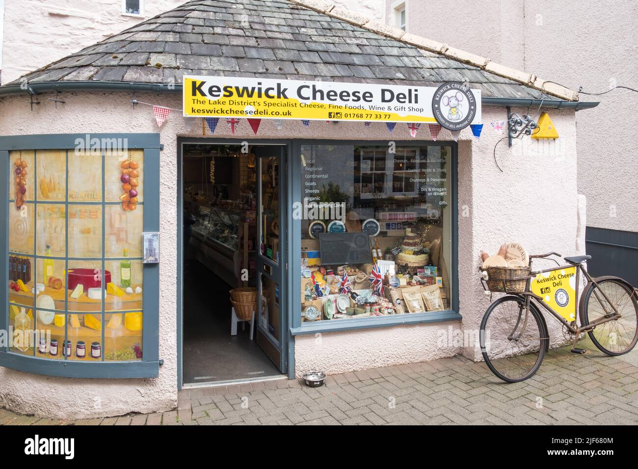 Le biciclette d'epoca si trovano fuori dal Keswick Cheese Deli, nella città del mercato del Lake District, Cumbria Foto Stock