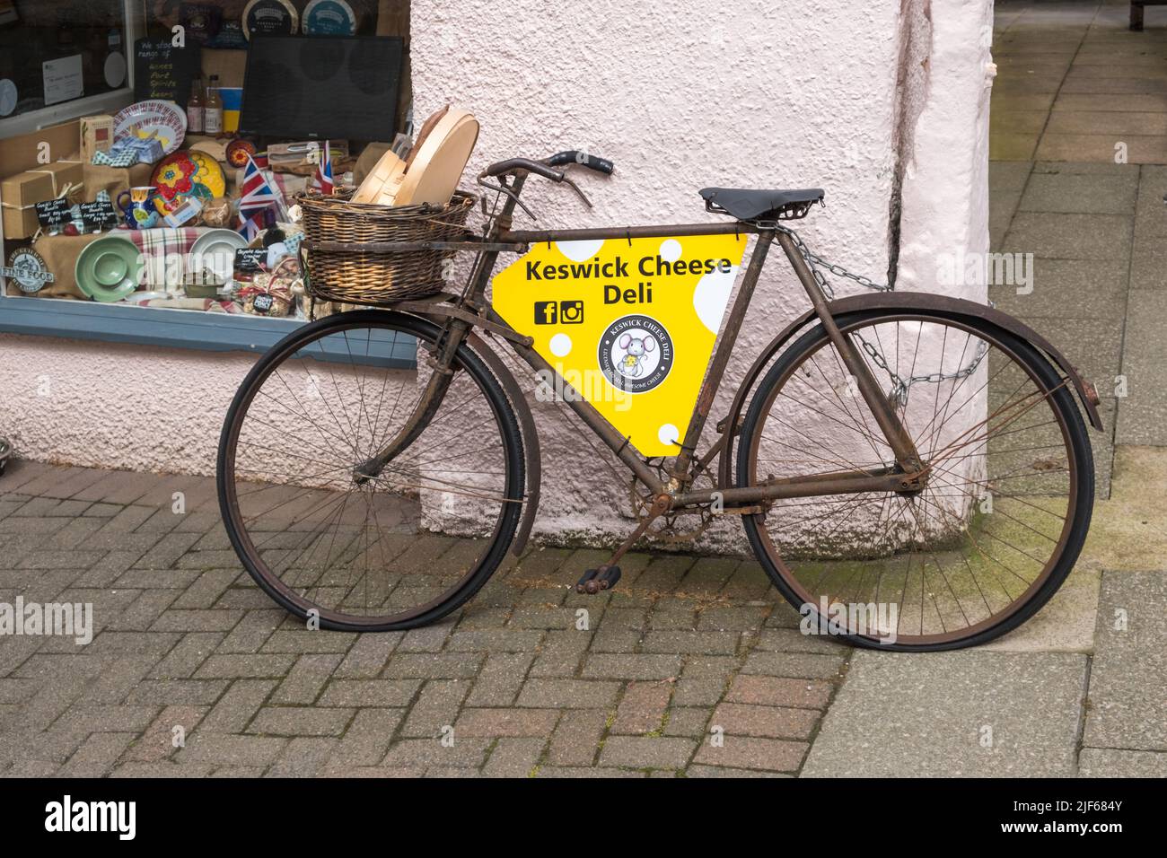 Le biciclette d'epoca si trovano fuori dal Keswick Cheese Deli, nella città del mercato del Lake District, Cumbria Foto Stock