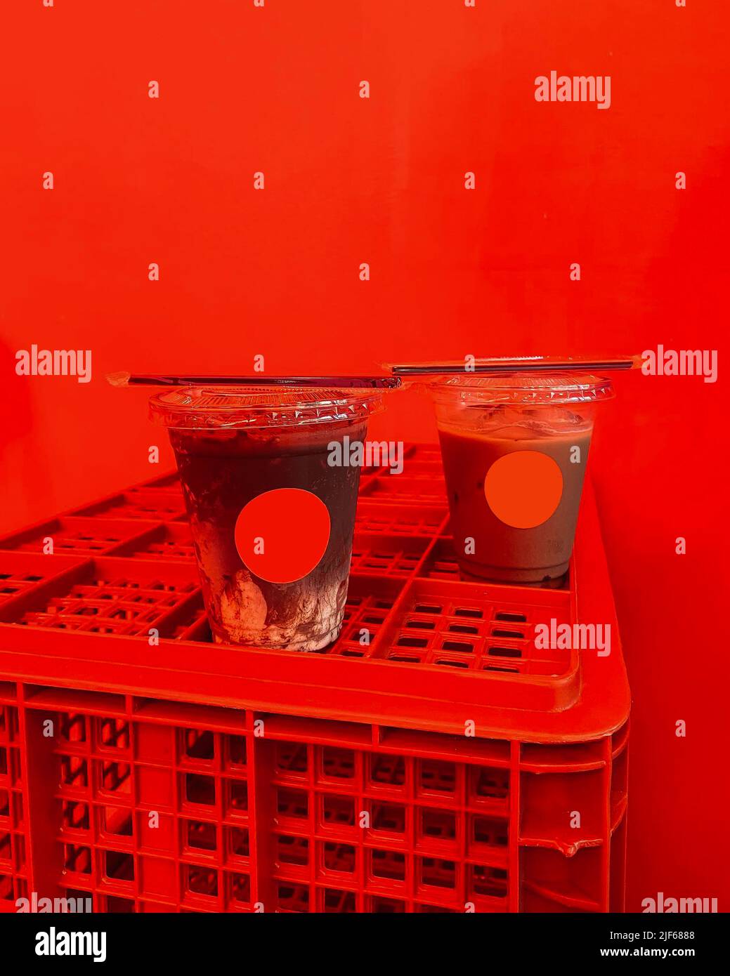 latte di cacao in caffè. decorare con sfondo rosso Foto Stock
