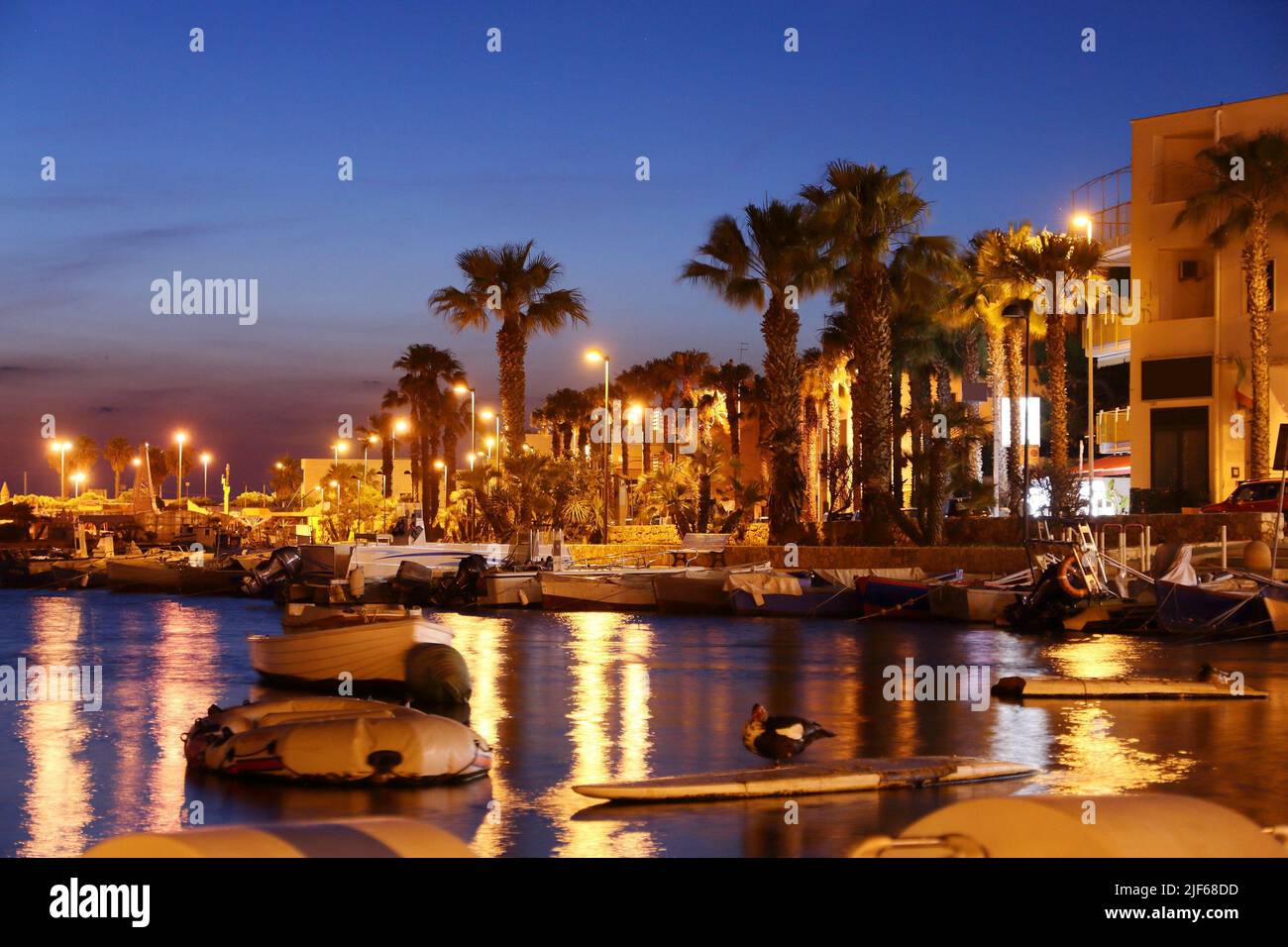 Porto Cesareo vista porto notturno nella penisola del Salento, Italia. Foto Stock