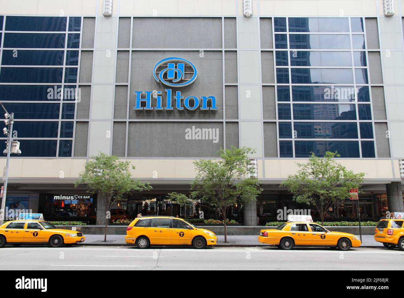 NEW YORK, USA - 4 LUGLIO 2013: Taxi parcheggiati presso l'hotel Hilton di New York. Hilton è la 38th più grande società privata negli Stati Uniti secondo Foto Stock