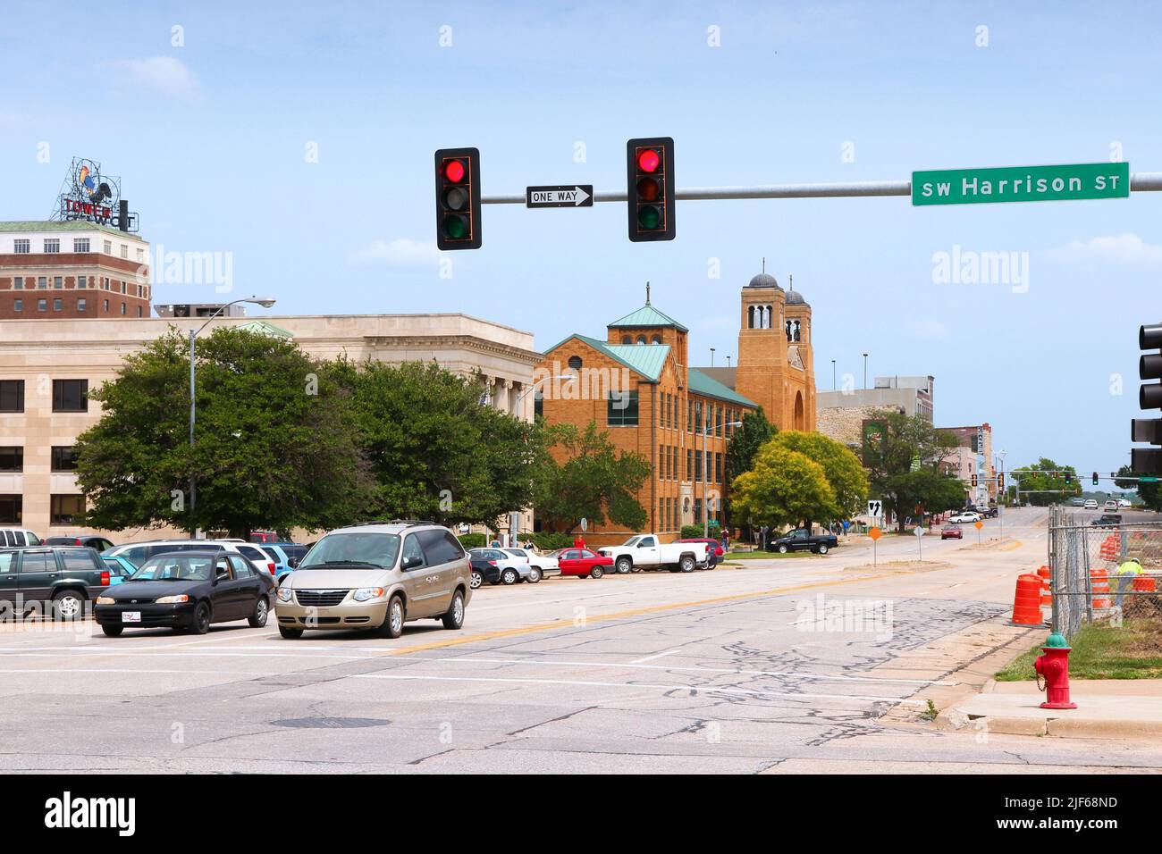 TOPEKA, USA - 25 GIUGNO 2013: Vista sulla strada nel centro di Topeka, Kansas. Topeka è la capitale dello stato del Kansas ed è la più grande popolazione del 4th Foto Stock
