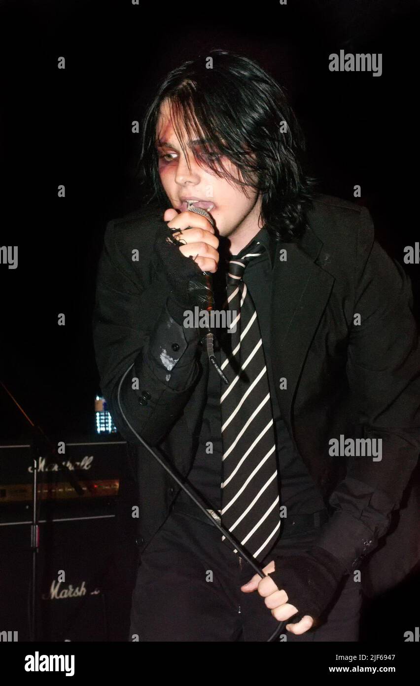 Gerard Way of My Chemical Romance live in concerto sul palco alla Birmingham Carling Academy 2, 13th settembre 2004 Foto Stock
