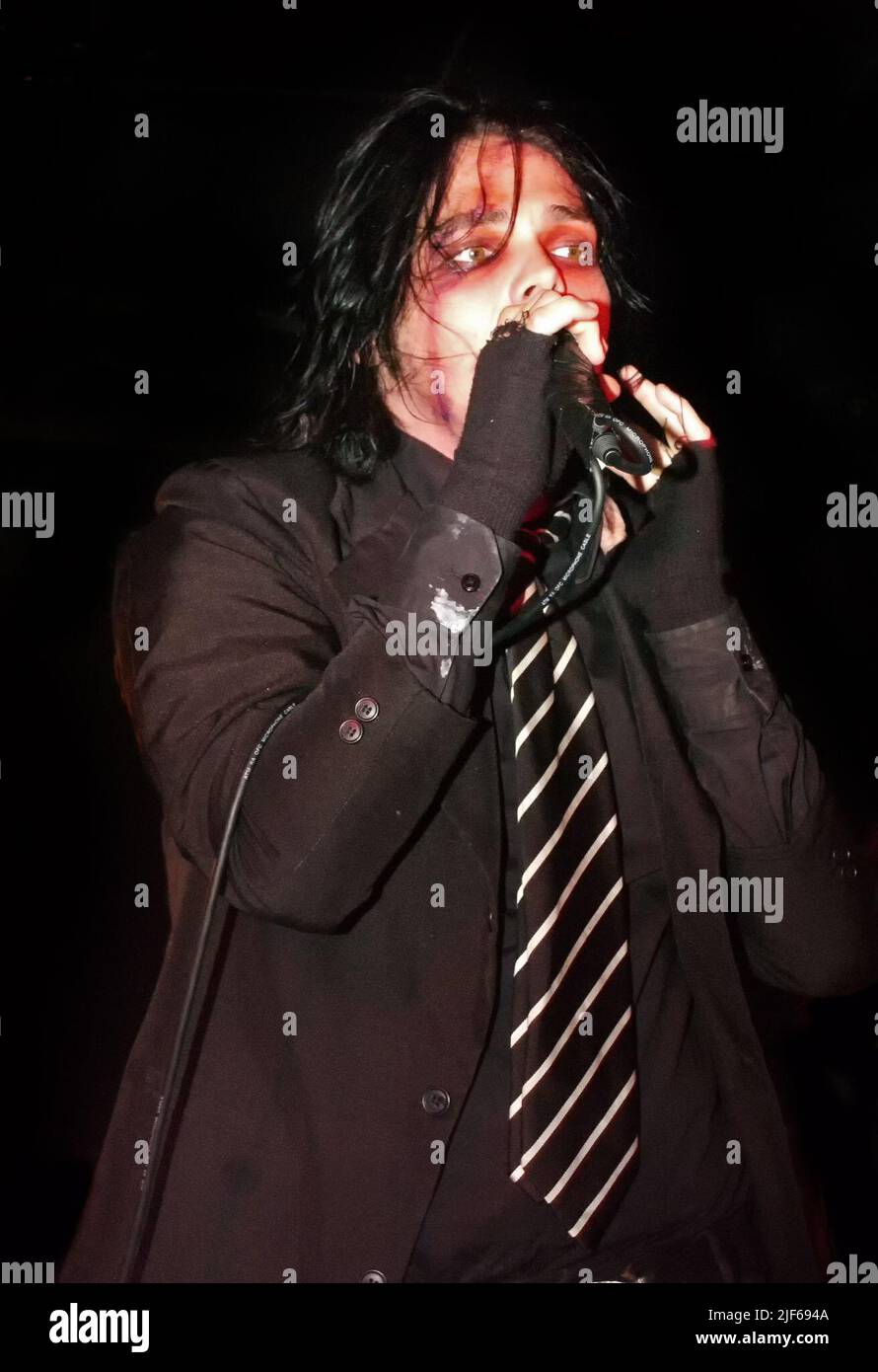 Gerard Way of My Chemical Romance live in concerto sul palco alla Birmingham Carling Academy 2, 13th settembre 2004 Foto Stock