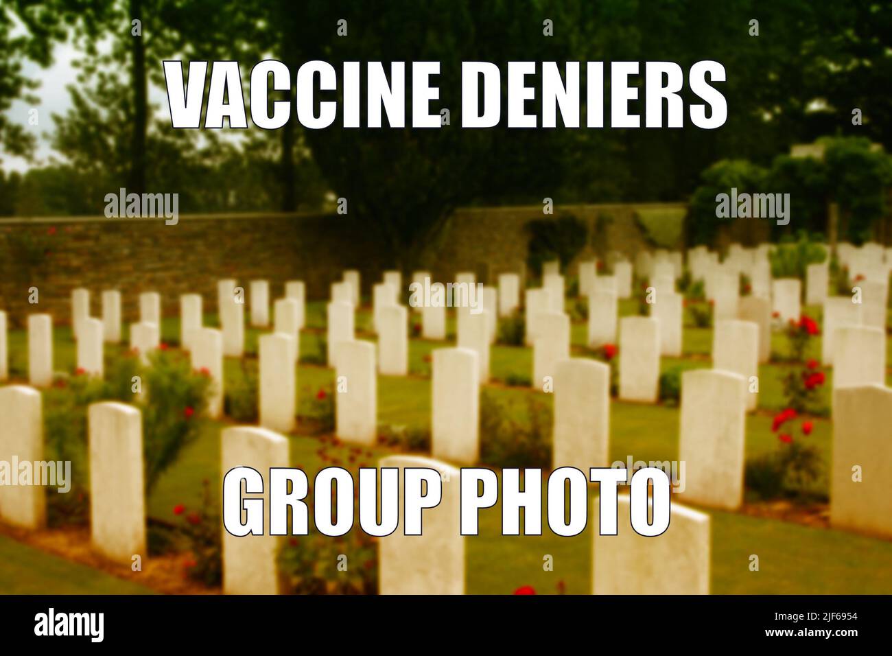 Vaccino denari cimitero umorismo oscuro divertente meme per la condivisione dei social media. Umorismo nero circa lo scetticismo del vaccino e anti-vaxxer cospirazione teorici. Foto Stock