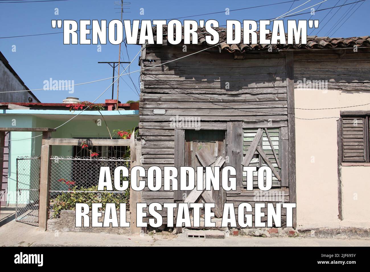 Agente immobiliare si trova circa la condizione di proprietà divertente meme per la condivisione dei social media. Eufemismi immobiliari di lingua. Foto Stock