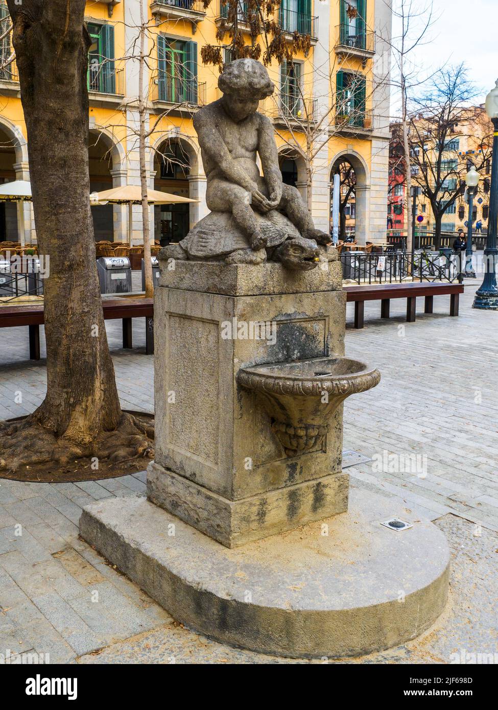 Fontana statua 'Boy e tartaruga' in Piazza Indipendenza a Girona - Spagna Foto Stock