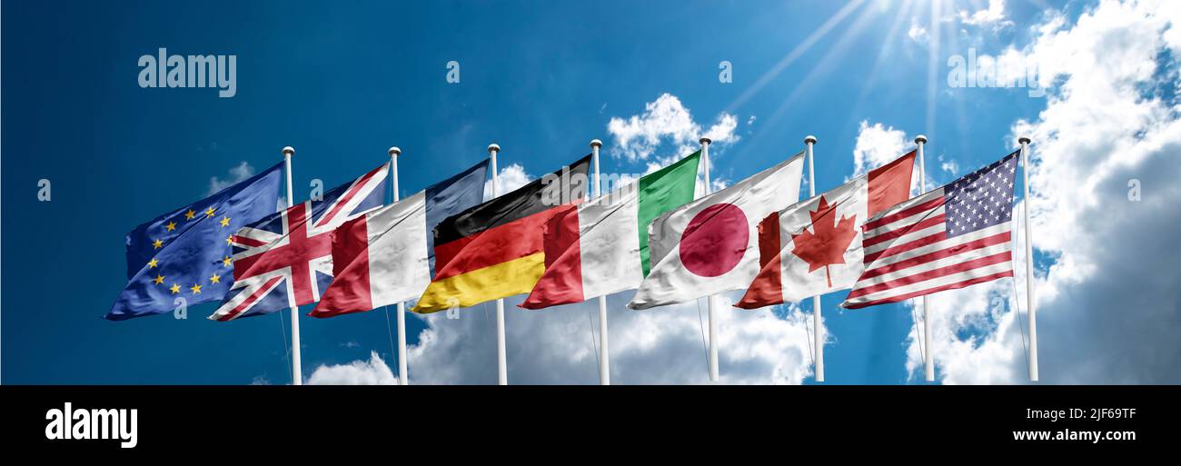 Vertice del G7: Bandiere di G7 membri del gruppo di sette e lista dei paesi e bandiera della Russia. Gruppo di sette. Foto Stock