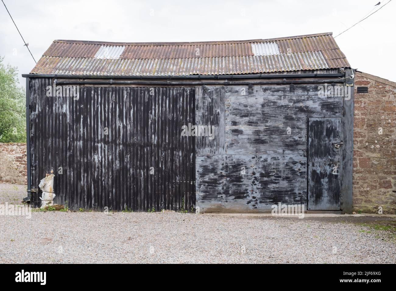 Vecchia fattoria capannone dipinto di nero nel villaggio di Dufton vicino Appleby-in-Westmorland, Cumbria Foto Stock