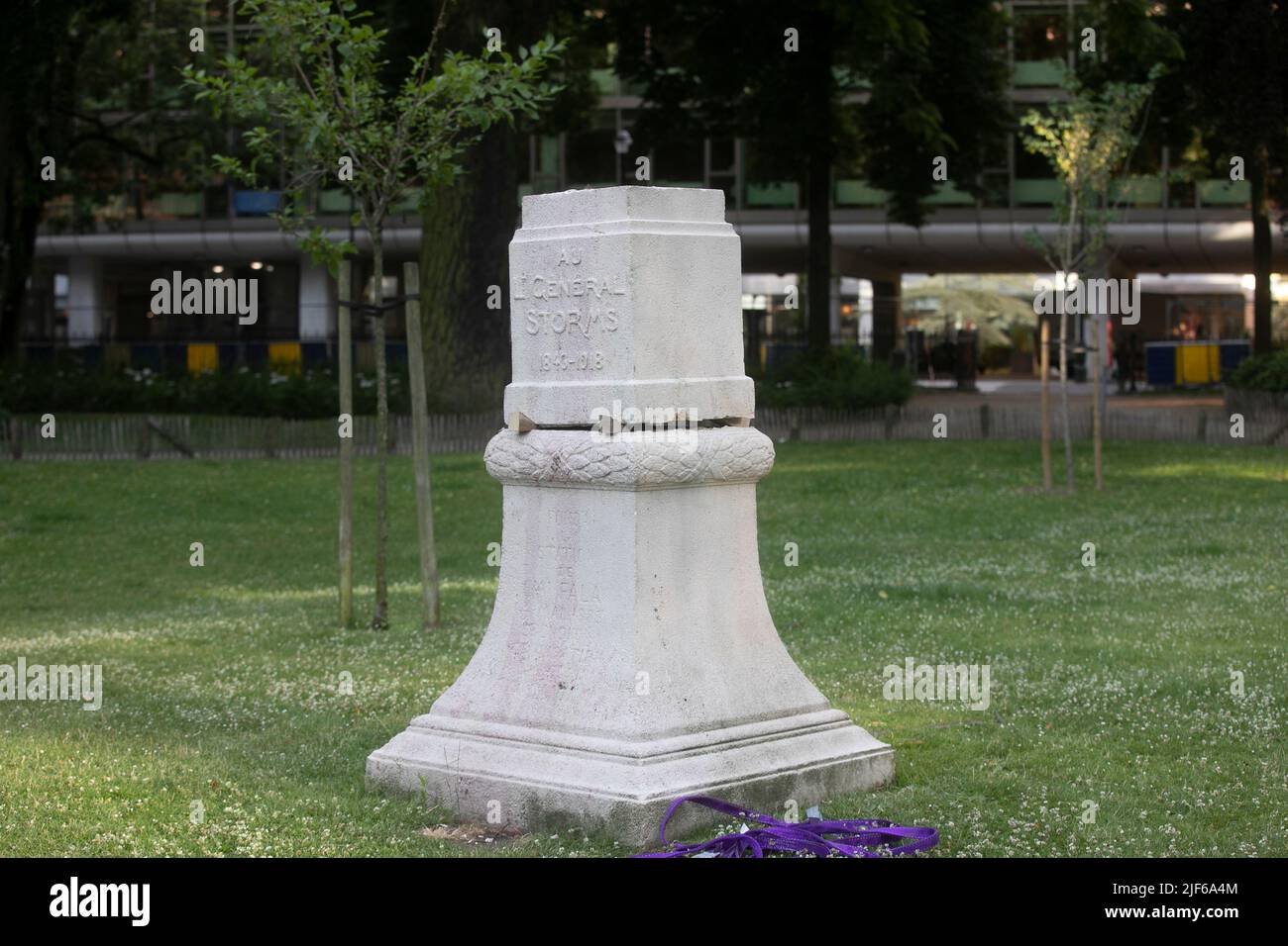 L'illustrazione mostra la rimozione di un monumento di tempeste generali dal suo posto originale nella piazza de Meeus da collocare altrove, in Ixelles - Elsene, Bruxelles, Giovedi 30 giugno 2022. Le tempeste generali di Emile erano parte dell'esplorazione in Congo, sotto il re Leopoldo II Nel giugno del 2020, il busto delle tempeste è stato vandalizzato con vernice rossa come parte della controversia che circonda il ruolo delle tempeste nelle prime fasi delle atrocità coloniali nello Stato libero del Congo. BELGA FOTO KATIM KAGHAT Foto Stock