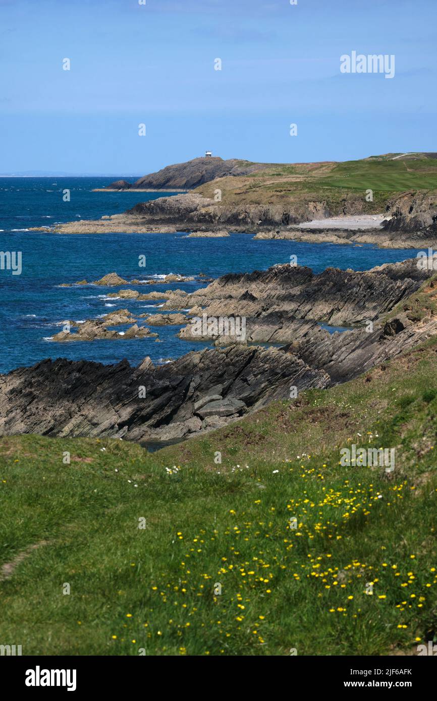 Una vista sulla penisola di Porth Dullaen dal Wales Coast Path Foto Stock
