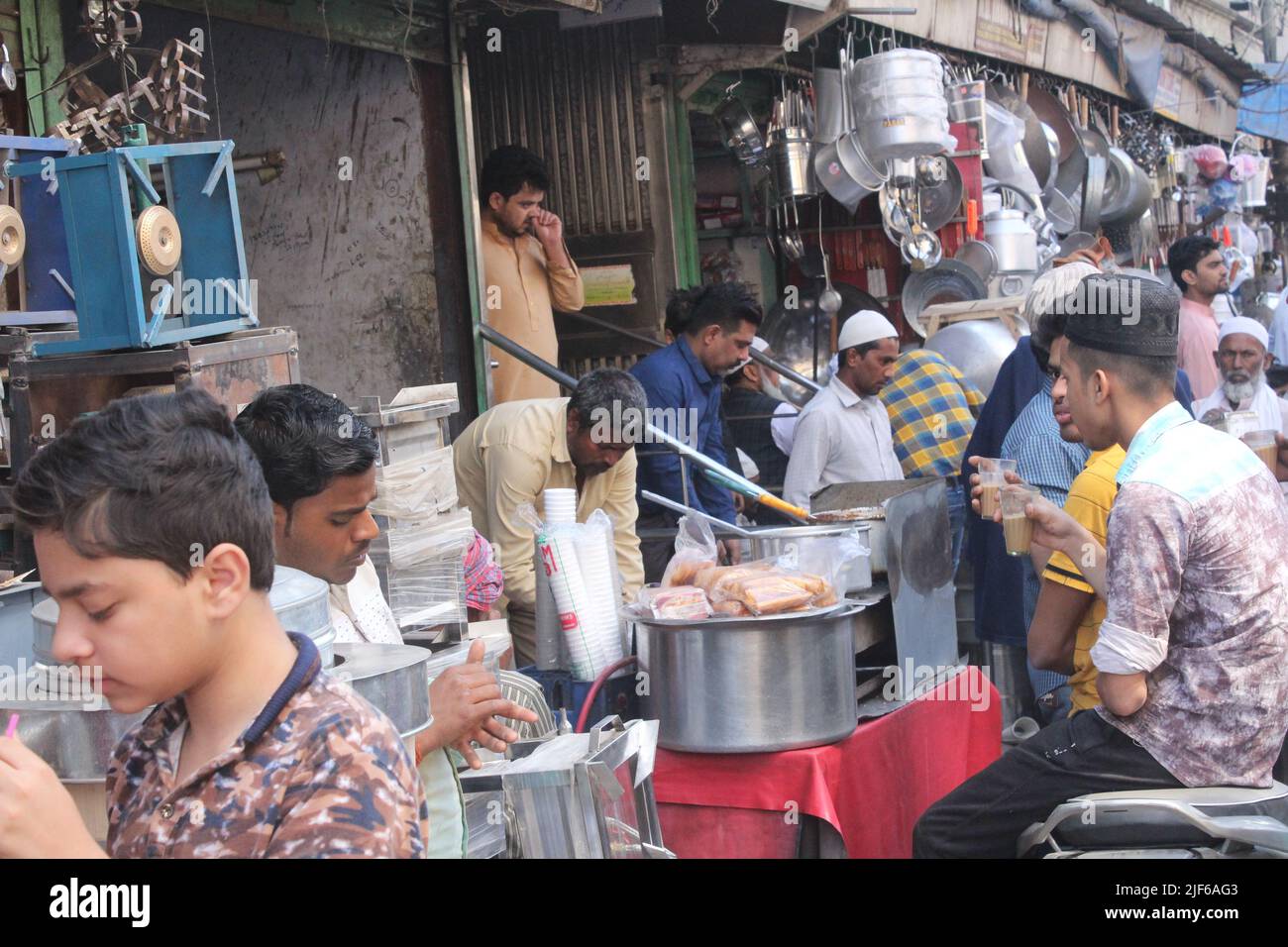Chai tempo per le persone nella vecchia Delhi Foto Stock