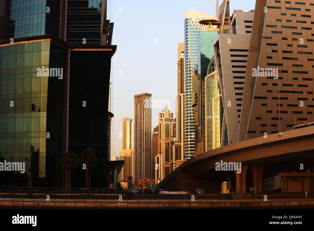 Dubai Luxushotel, Dubai Kanal, Dubai Marina, moderne, Architektur, Atemberaubende Aussicht auf die Skyline von Dubai mit Marriott Hotel, Foto Stock