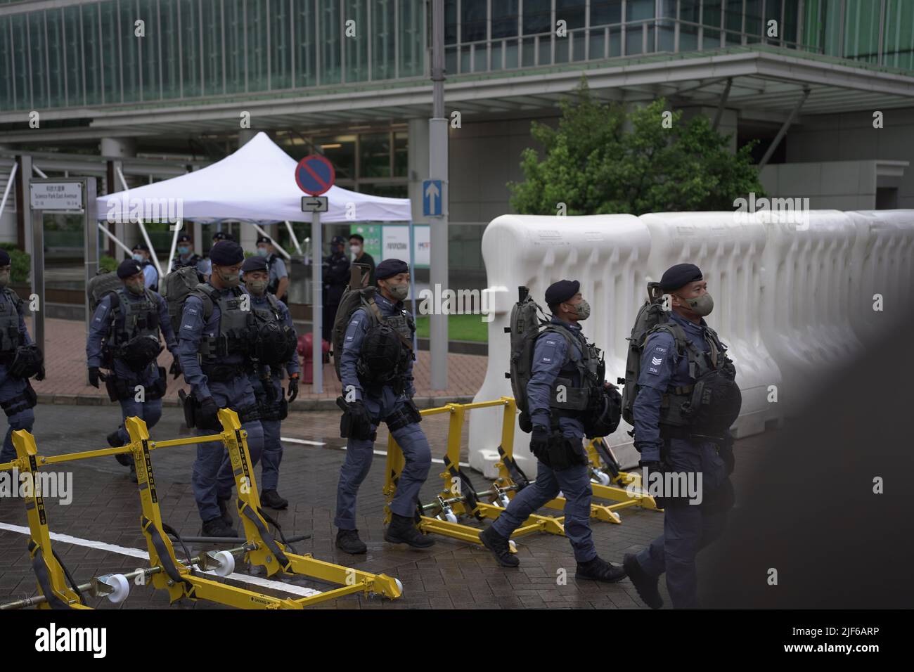 Hong Kong, 30/06/2022, guardia di polizia in attesa del convoglio Xi Jinping nel Science Park di Hong Kong, dove le autorità hanno bloccato l'area che il presidente cinese dovrebbe visitare a breve. Foto Stock