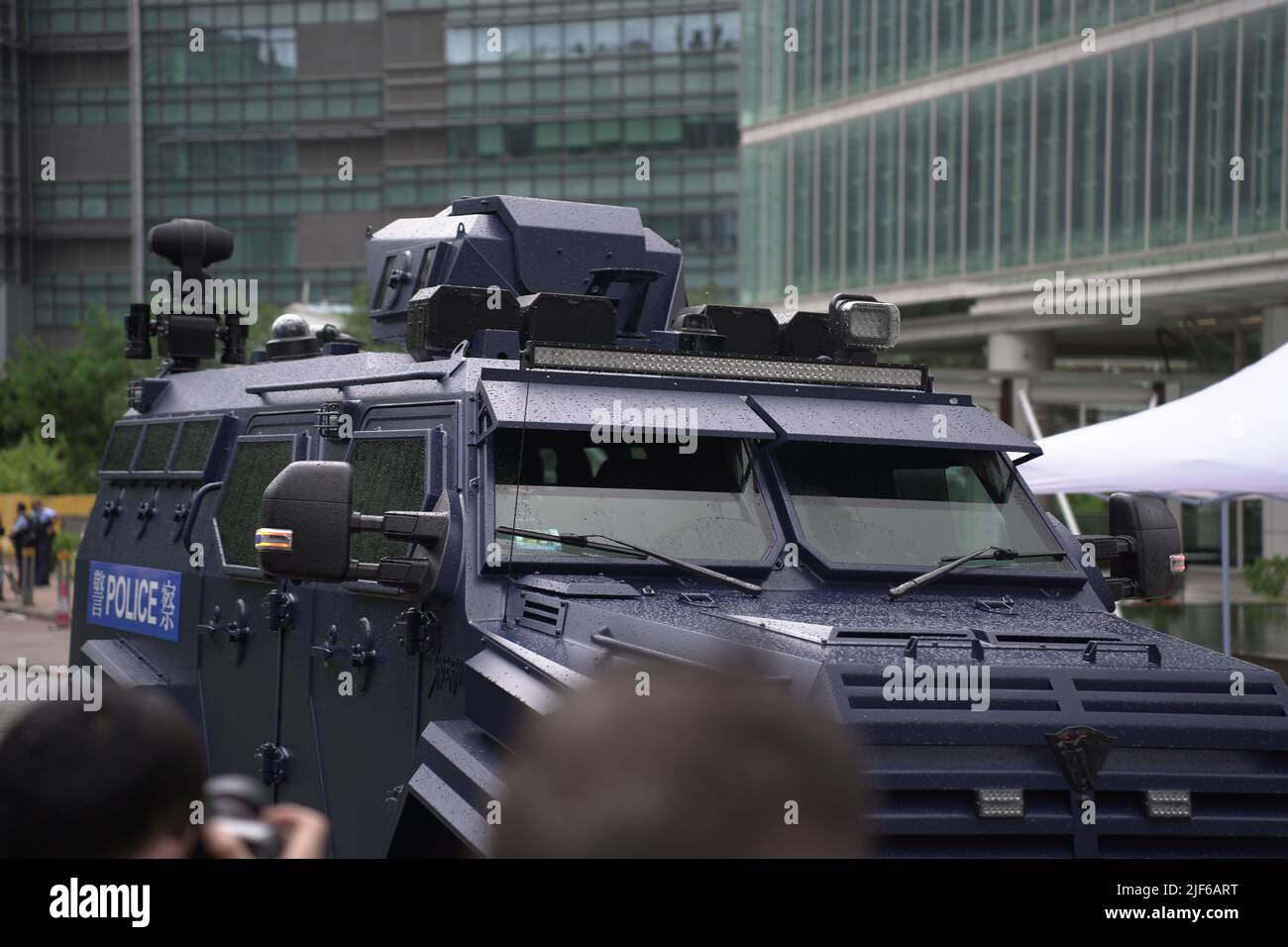 Hong Kong, 30/06/2022, guardia di polizia in attesa del convoglio Xi Jinping nel Science Park di Hong Kong, dove le autorità hanno bloccato l'area che il presidente cinese dovrebbe visitare a breve. Foto Stock