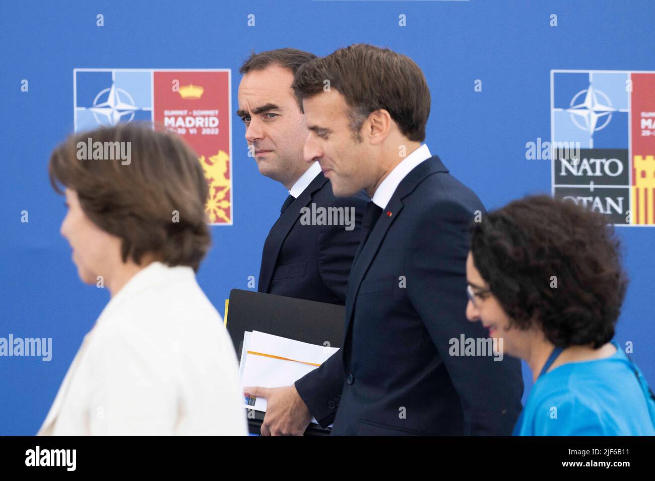 Madrid (Spagna), 30 giugno 2022, il ministro francese della Difesa Sebastien Lecornu (L), il presidente francese Emmanuel Macron e il ministro francese degli Affari esteri Catherine colonna (2nd-R) arrivano al vertice NATO presso il centro congressi Ifema di Madrid, il 30 giugno 2022. Foto di Eliot Blondt/ABACAPRESS.COM Foto Stock