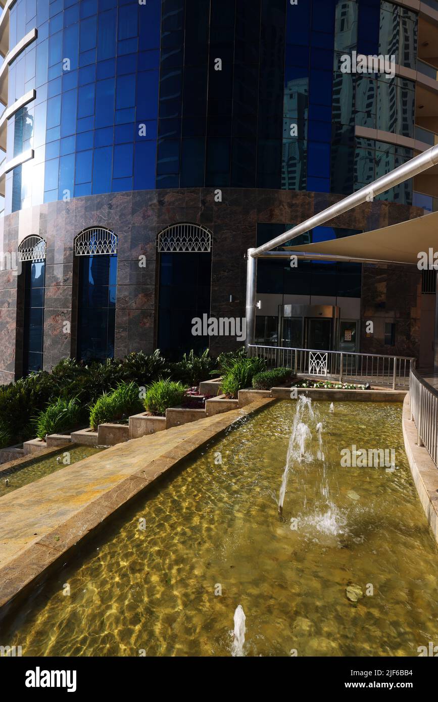 Dubai Marina, Wasser, Springbrunnen Atemberaubende Aussicht auf die Skyline von Dubai mit Bürohochhäuser und Hotels mit Spiegelung im Dubai Kanal Foto Stock