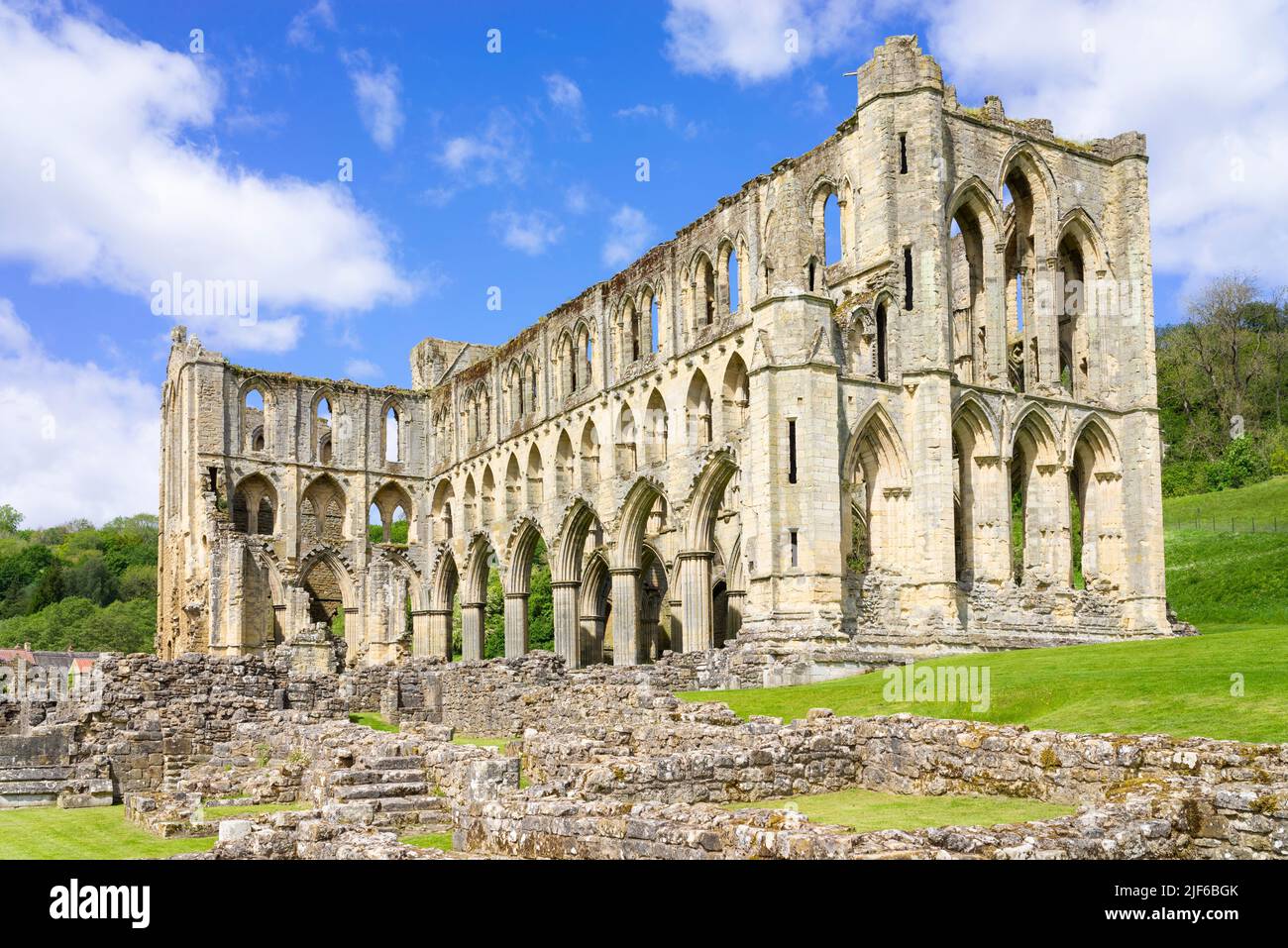 Rievaulx Abbazia rovine Rievaulx villaggio North York Moors Parco Nazionale Yorkshire Inghilterra GB Europa Foto Stock