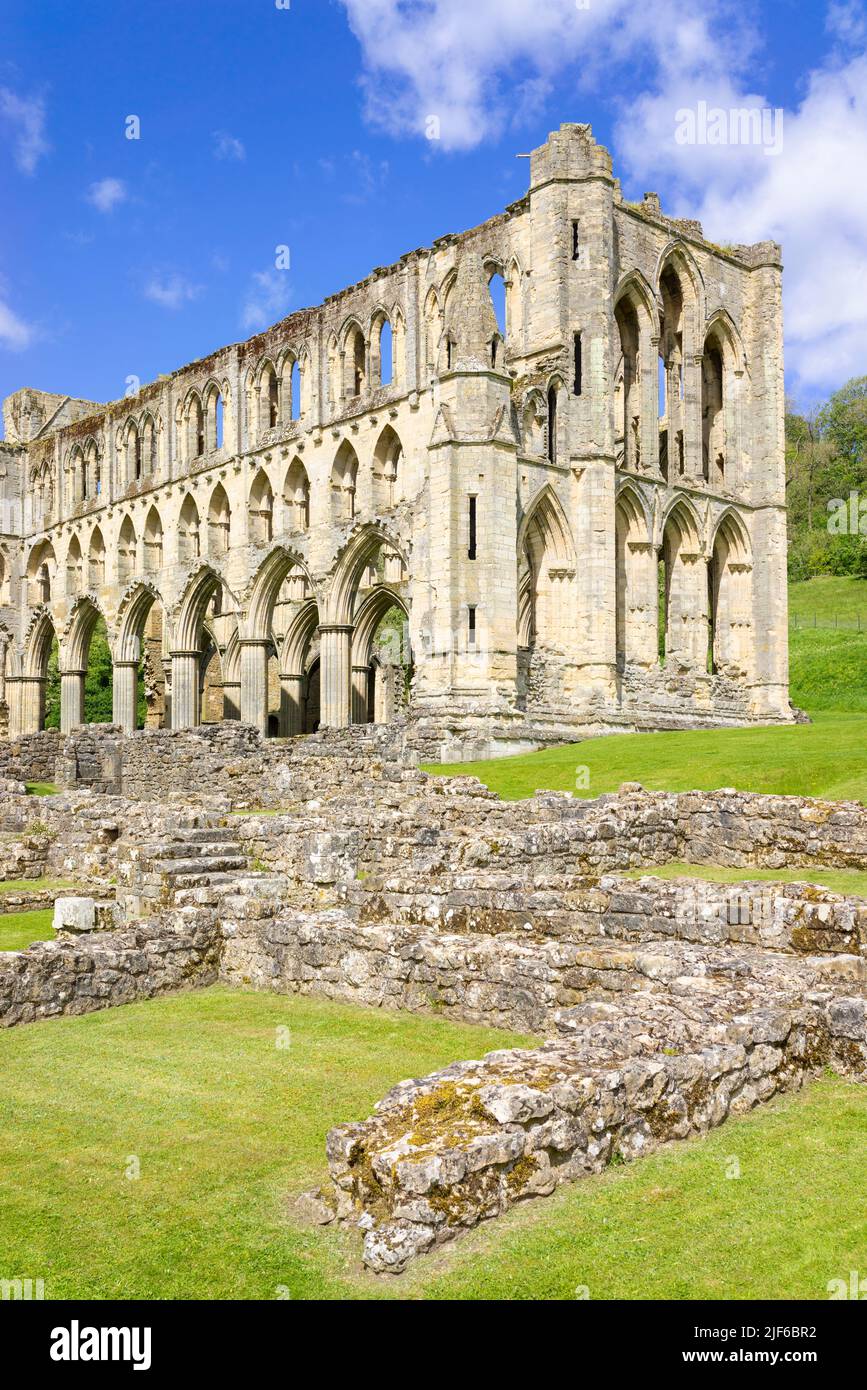 Rievaulx Abbazia rovine Rievaulx villaggio North York Moors Parco Nazionale Yorkshire Inghilterra GB Europa Foto Stock