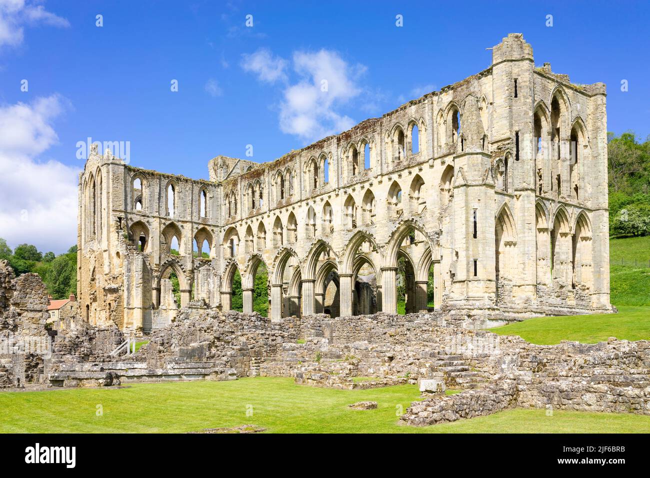 Rievaulx Abbazia rovine Rievaulx villaggio North York Moors Parco Nazionale Yorkshire Inghilterra GB Europa Foto Stock