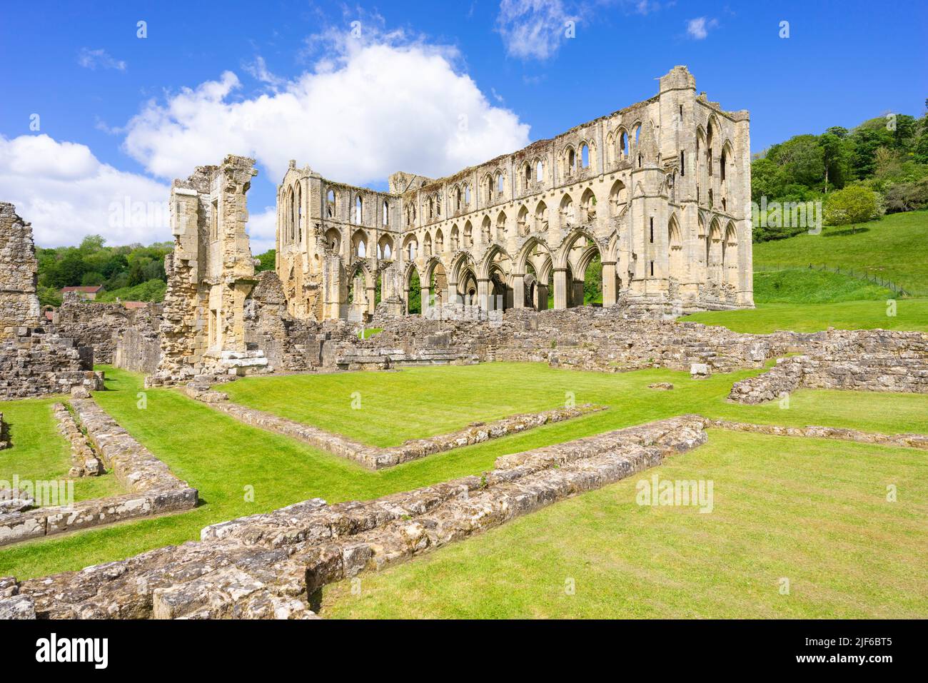 Rievaulx Abbazia rovine Rievaulx villaggio North York Moors Parco Nazionale Yorkshire Inghilterra GB Europa Foto Stock