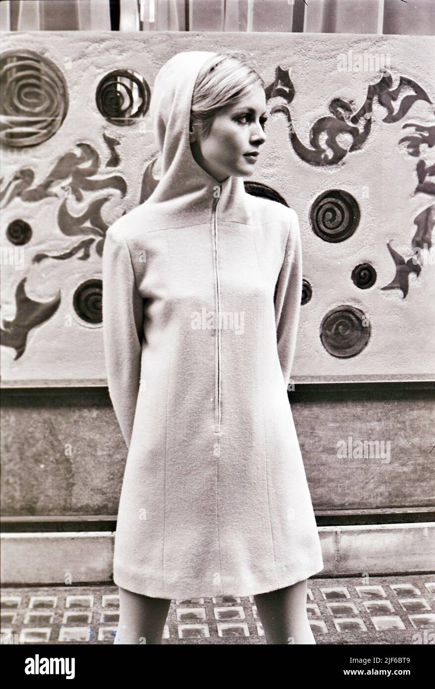TWIGGY modello di moda inglese che presenta abiti disegnati da Jeff Banks a Londra nel maggio 1967.Photo: Tony Gale Foto Stock