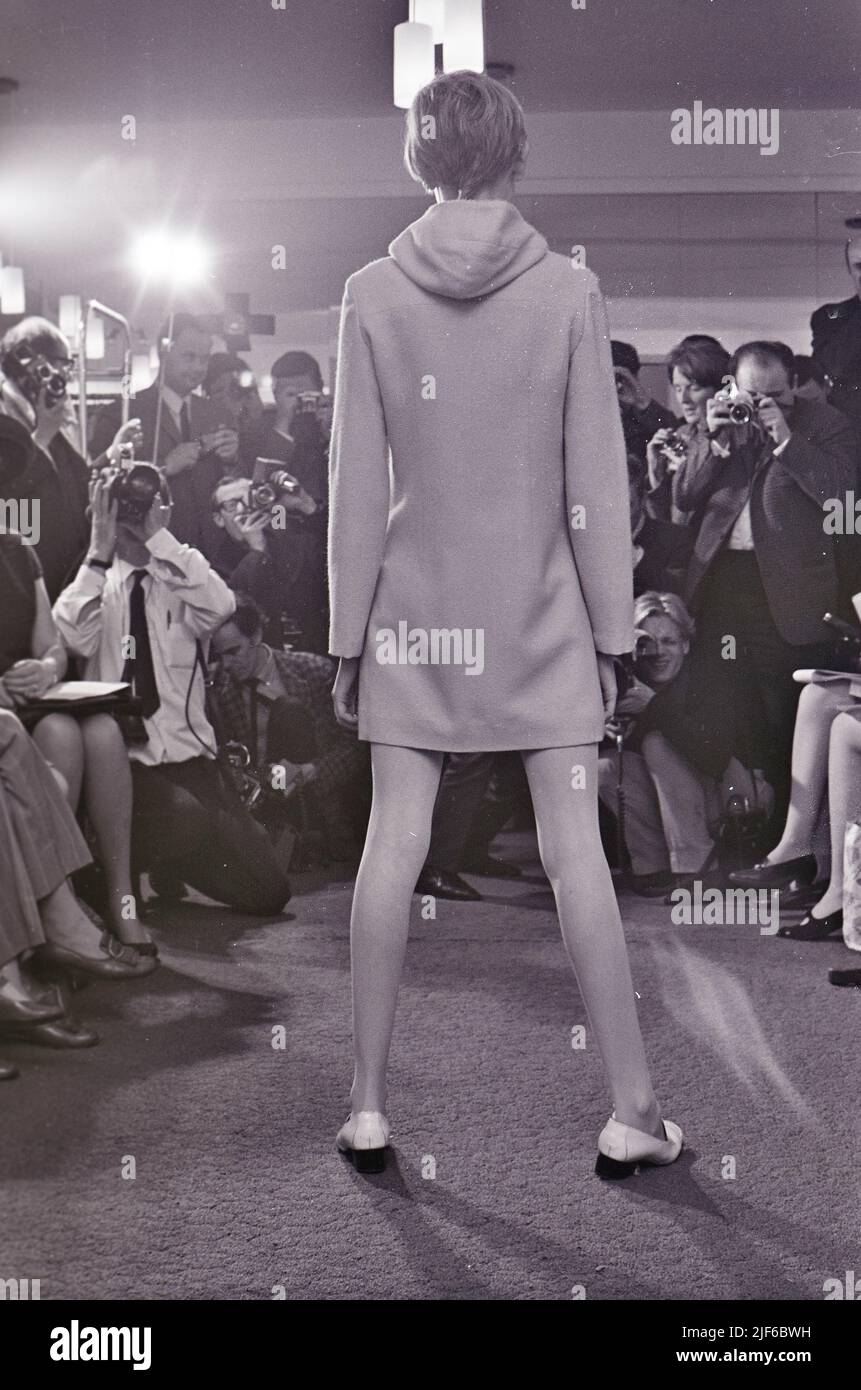 TWIGGY modello di moda inglese che presenta abiti disegnati da Jeff Banks a Londra nel maggio 1967.Photo: Tony Gale Foto Stock
