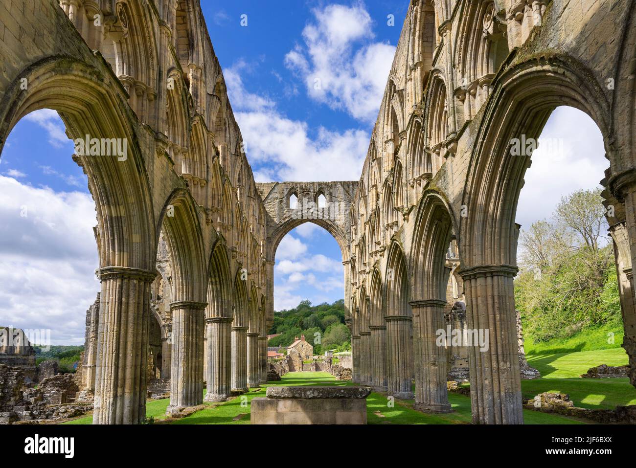 Rievaulx Abbazia rovine Rievaulx villaggio North York Moors Parco Nazionale Yorkshire Inghilterra GB Europa Foto Stock