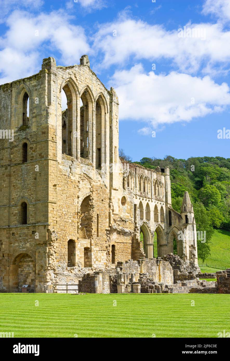 Rievaulx Abbazia rovine Rievaulx villaggio North York Moors Parco Nazionale Yorkshire Inghilterra GB Europa Foto Stock