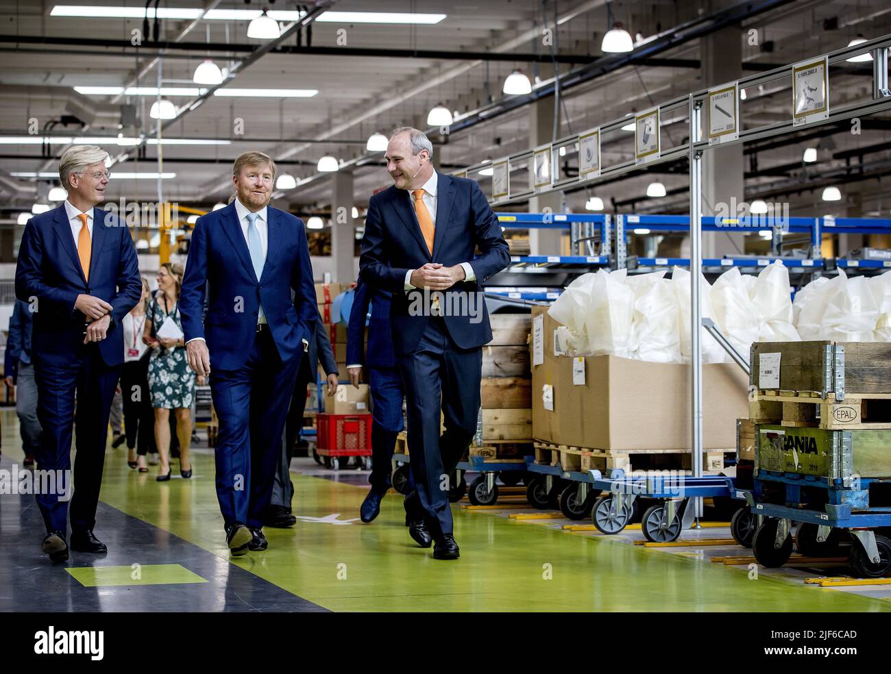 Maassluis, Olanda, 30/06/2022, 2022-06-30 10:44:53 MAASSLUIS - re Willem-Alexander durante la sua visita all'apertura del rinnovato Lely Campus. Un'azienda internazionale specializzata in sistemi automatizzati per produttori di latte. ANP KOEN VAN WEEL olanda OUT - belgio OUT Foto Stock