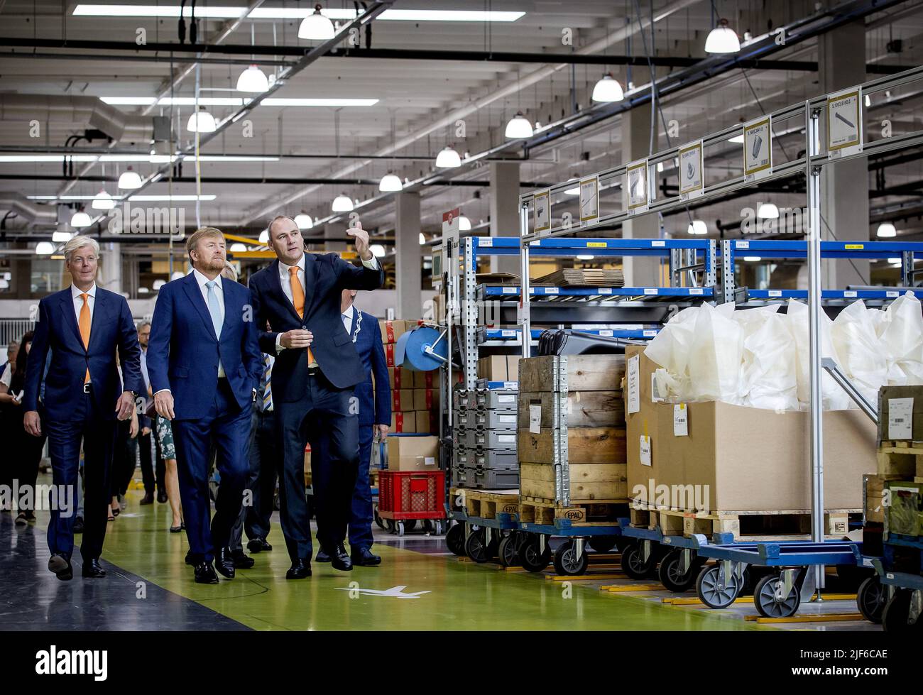 Maassluis, Olanda, 30/06/2022, 2022-06-30 10:44:49 MAASSLUIS - re Willem-Alexander durante la sua visita all'apertura del rinnovato Lely Campus. Un'azienda internazionale specializzata in sistemi automatizzati per produttori di latte. ANP KOEN VAN WEEL olanda OUT - belgio OUT Foto Stock