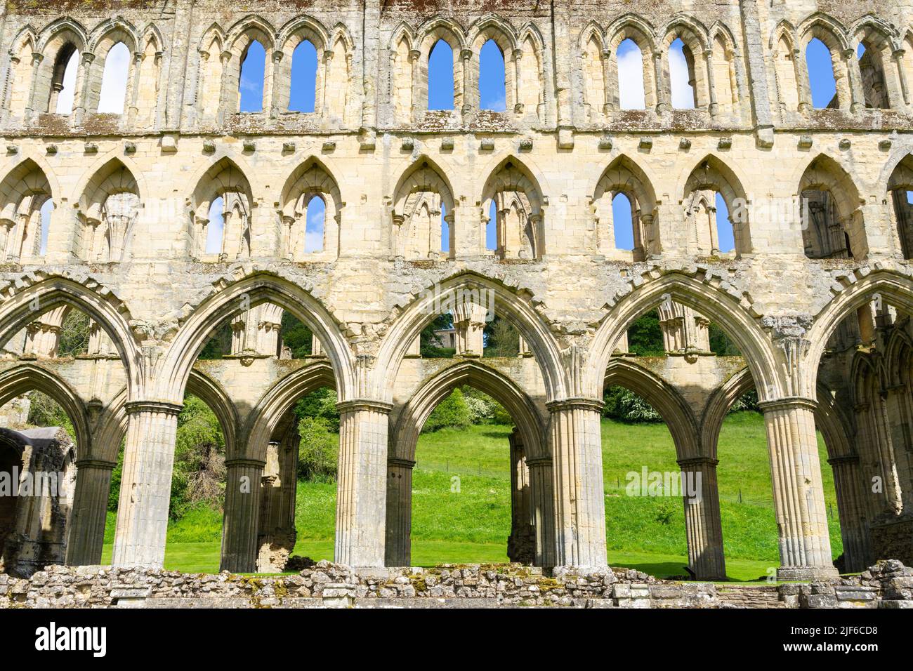 Rievaulx Abbazia rovine Rievaulx villaggio North York Moors Parco Nazionale Yorkshire Inghilterra GB Europa Foto Stock