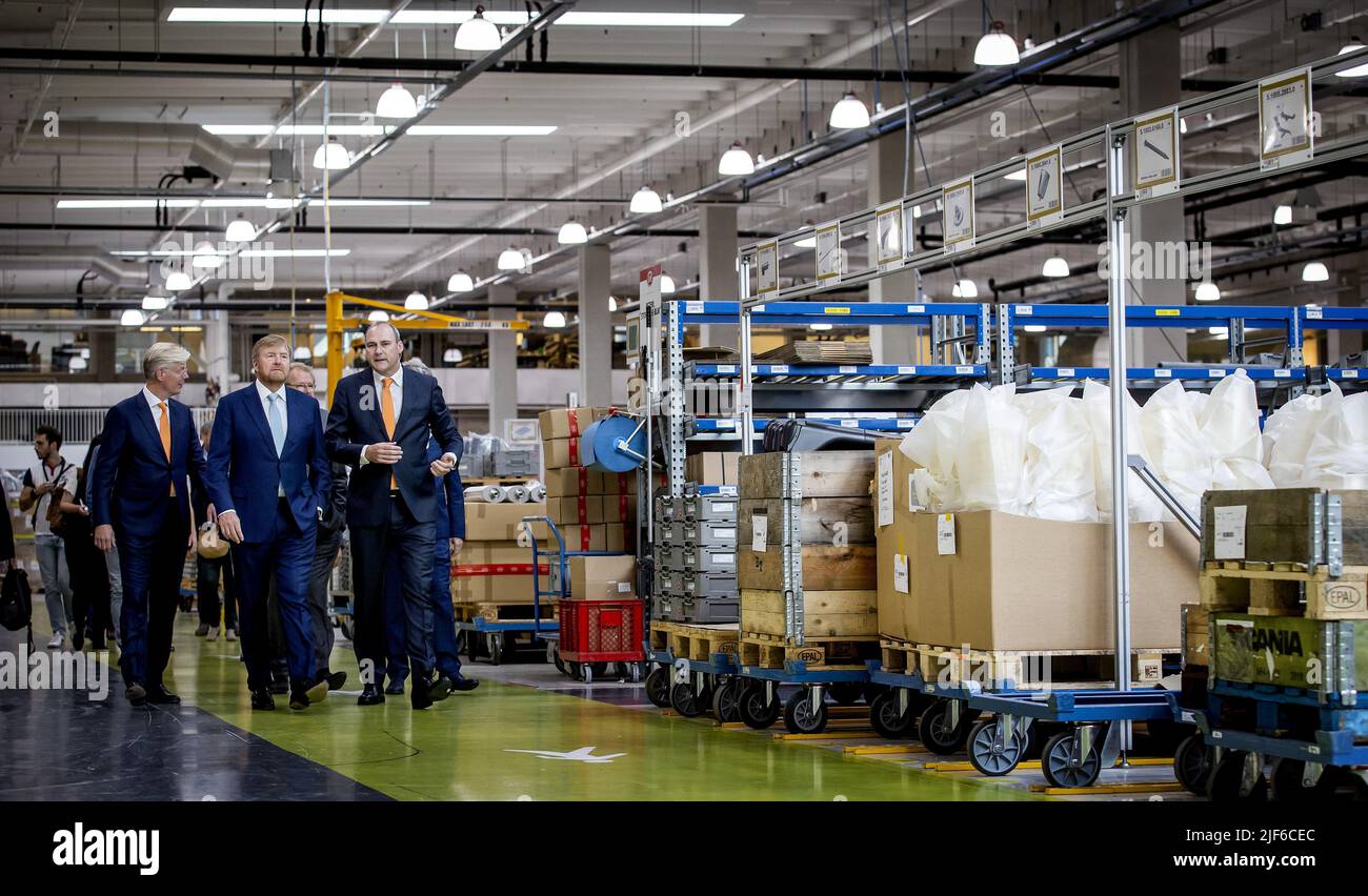 Maassluis, Olanda, 30/06/2022, 2022-06-30 10:44:46 MAASSLUIS - re Willem-Alexander durante la sua visita all'apertura del rinnovato Lely Campus. Un'azienda internazionale specializzata in sistemi automatizzati per produttori di latte. ANP KOEN VAN WEEL olanda OUT - belgio OUT Foto Stock