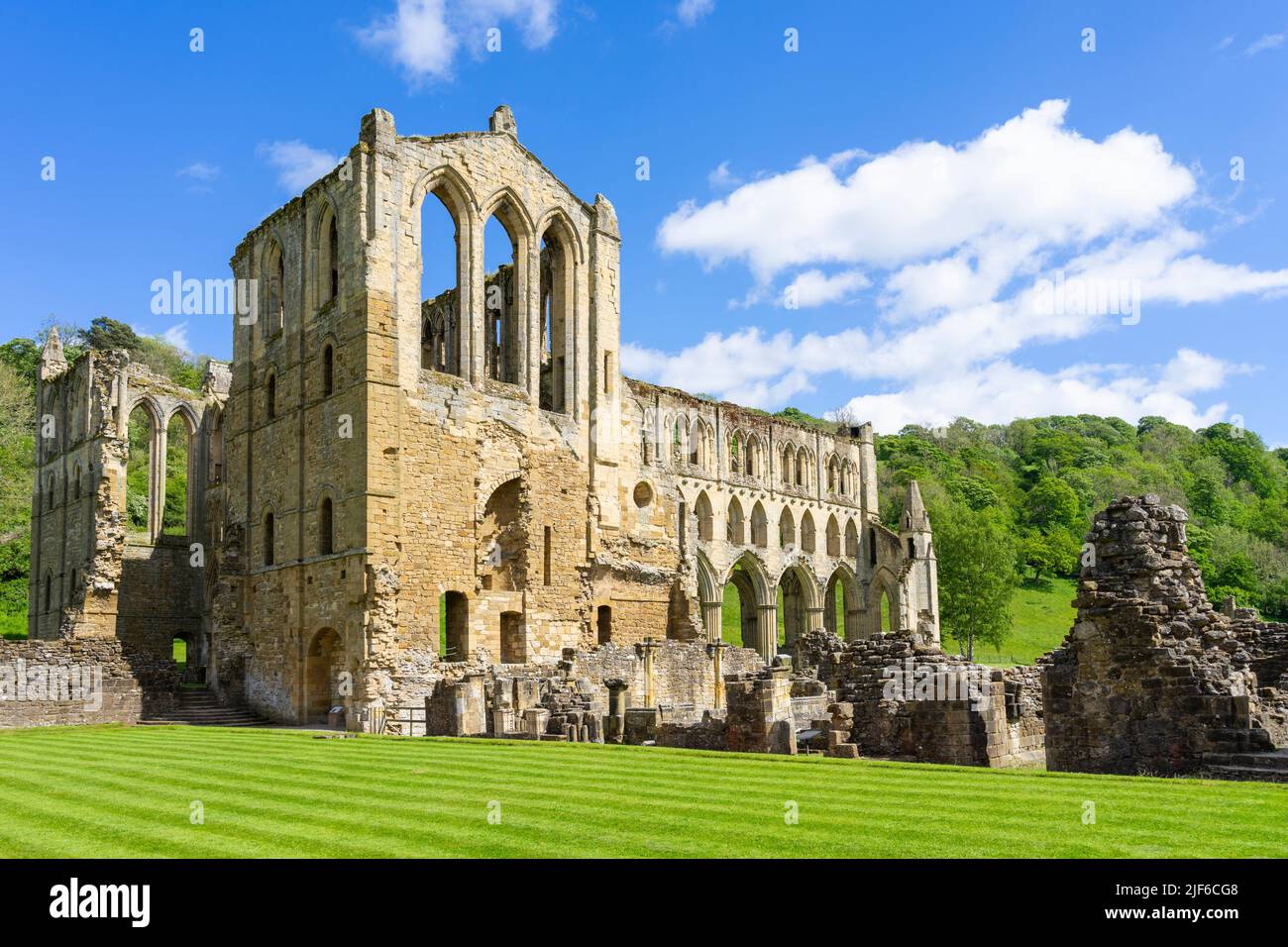 Rievaulx Abbazia rovine Rievaulx villaggio North York Moors Parco Nazionale Yorkshire Inghilterra GB Europa Foto Stock