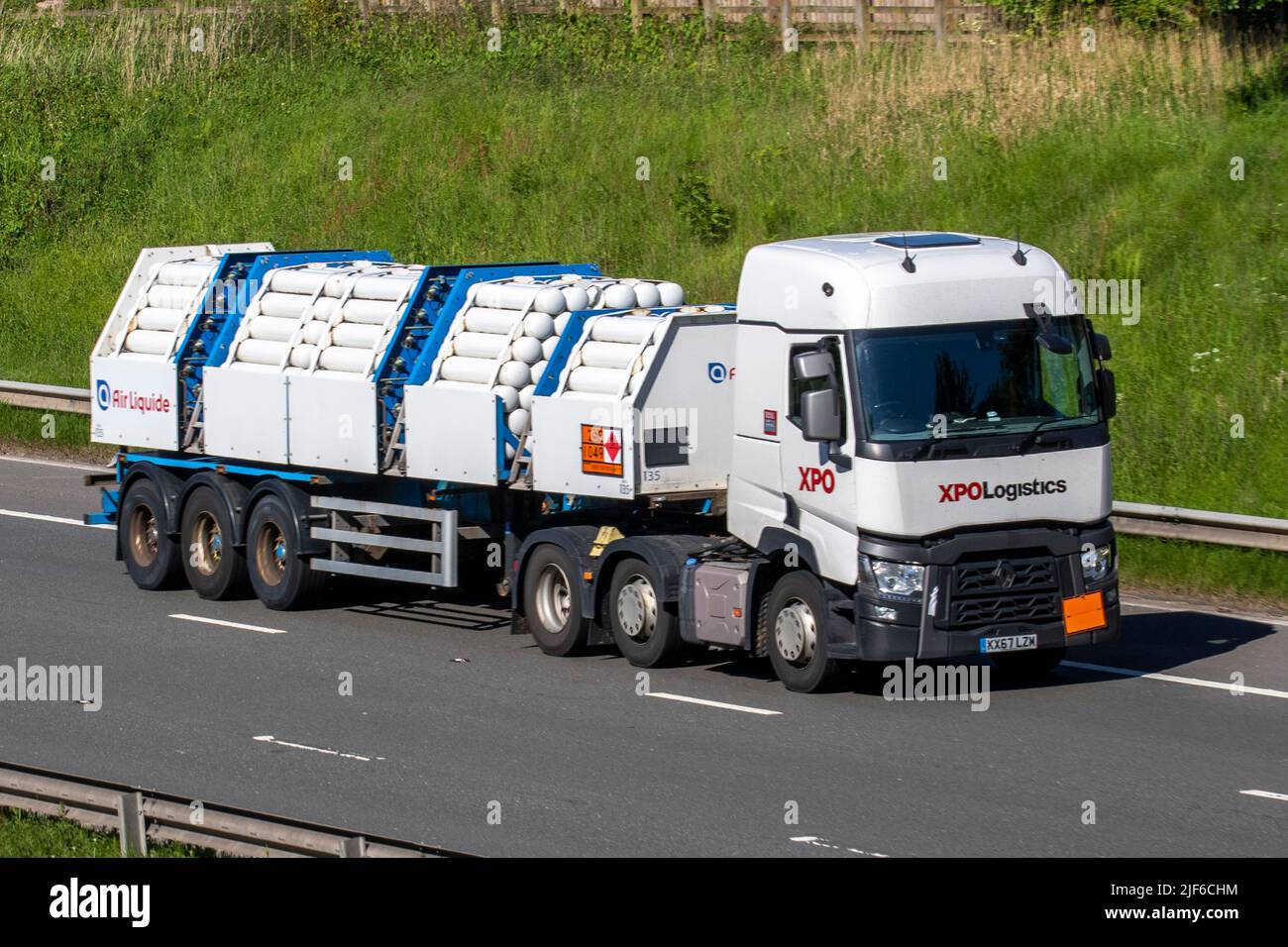 XPO Logistics, 2017 bianco RENAULT 480,26 6x2 TML 12777cc Trucks. BOC, Linde Group gas industriali trasportati sul M6 vicino Manchester, Regno Unito Foto Stock