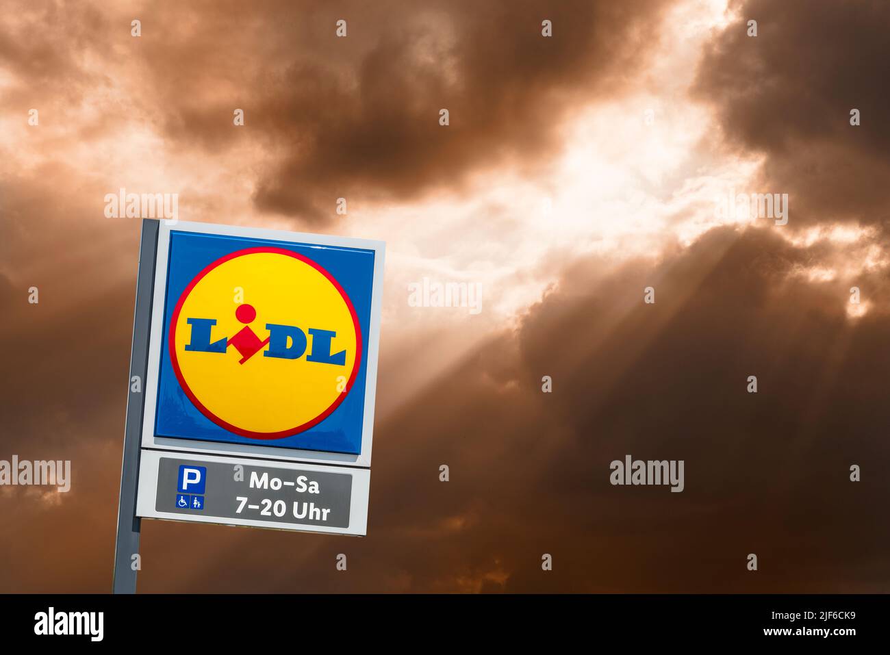 AUGSBURG, GERMANIA – 16 GIUGNO 2022: Segno pubblicitario del negozio discounter LIDL di fronte a un cielo con le nuvole Foto Stock