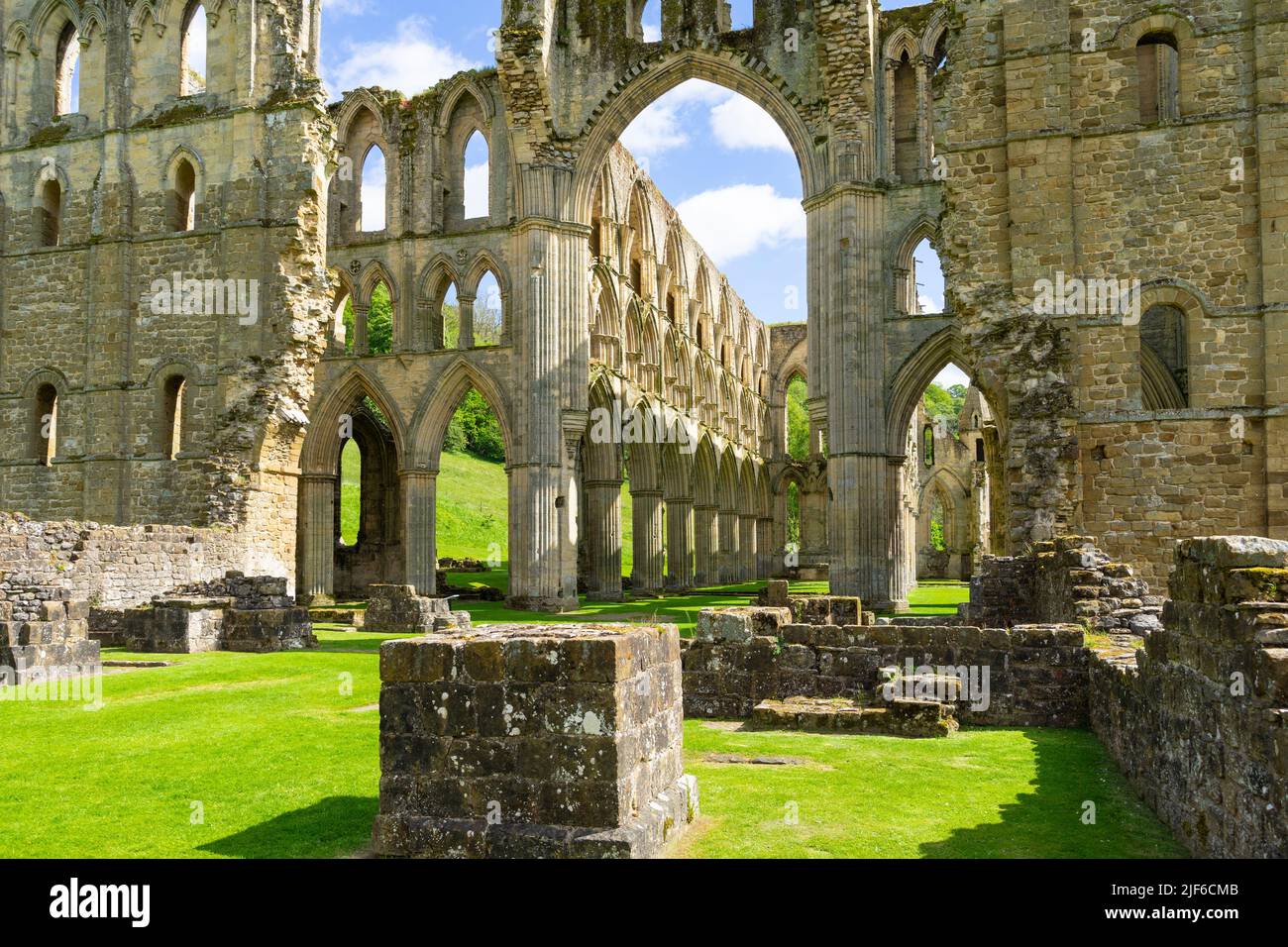 Rievaulx Abbazia rovine Rievaulx villaggio North York Moors Parco Nazionale Yorkshire Inghilterra GB Europa Foto Stock