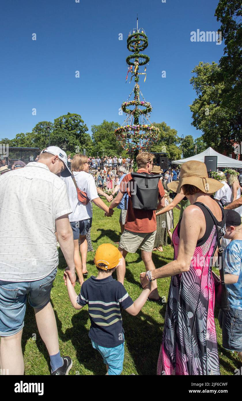 Midsummer a Malmkoping Svezia, estate, festa, ballo, famiglia, Bambini, felici, festeggiamenti. Foto: Bo Arrhed Foto Stock