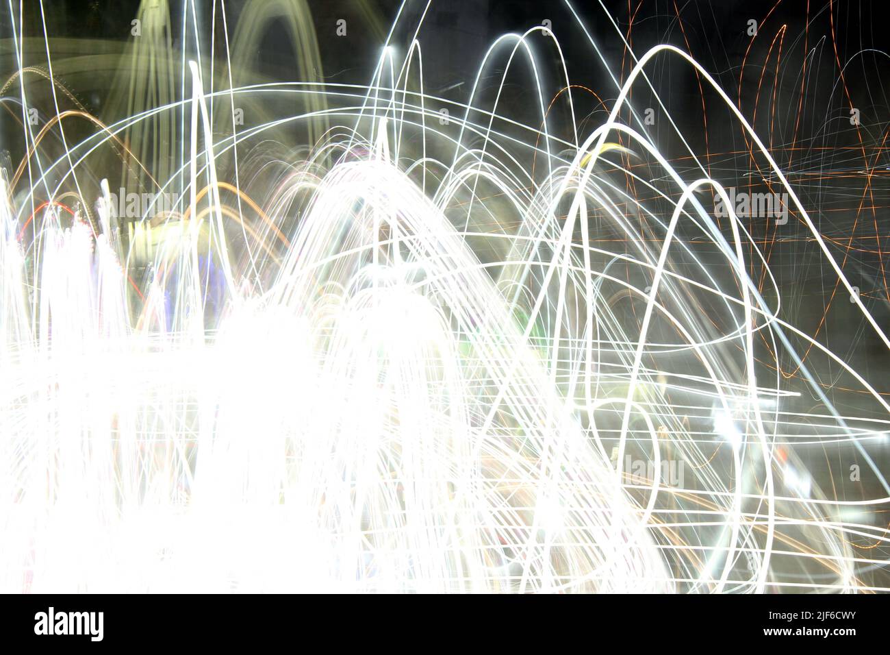 illuminazione moderna nelle notti scure Foto Stock