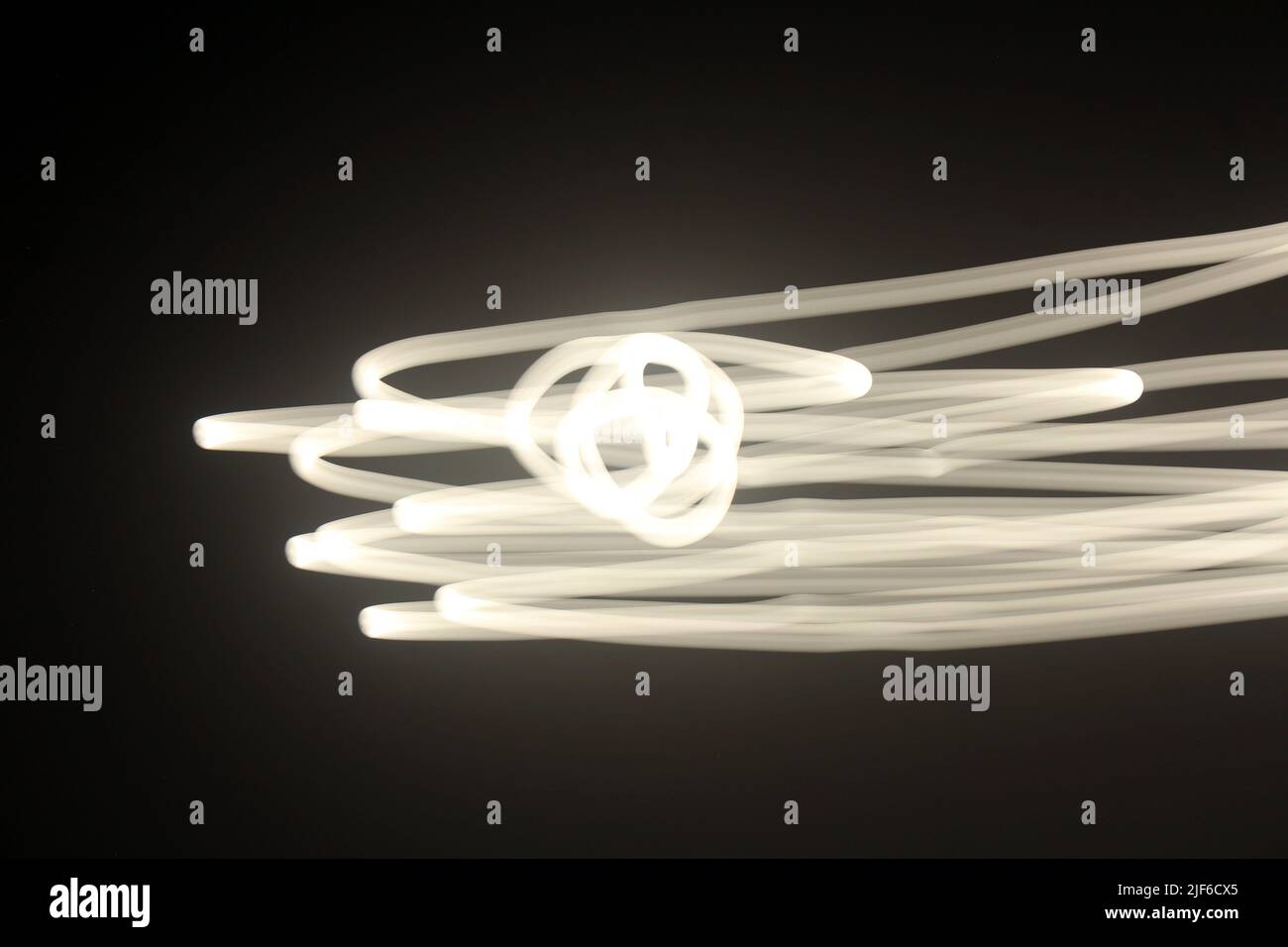illuminazione moderna nelle notti scure Foto Stock