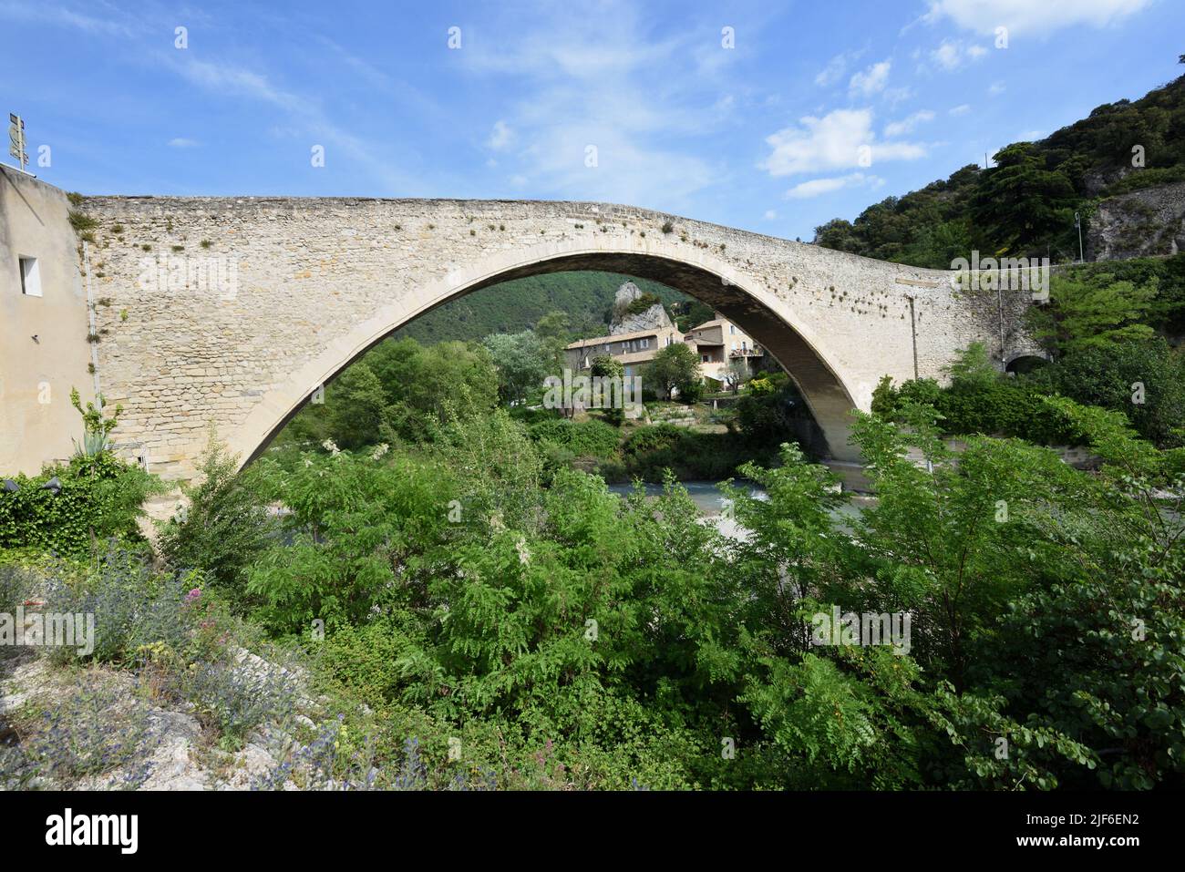 Ponte medievale di Single Span, noto come Ponte Romano, o Ponte Vecchio di pietra sul fiume Aigues Nyons Drôme Provence France Foto Stock