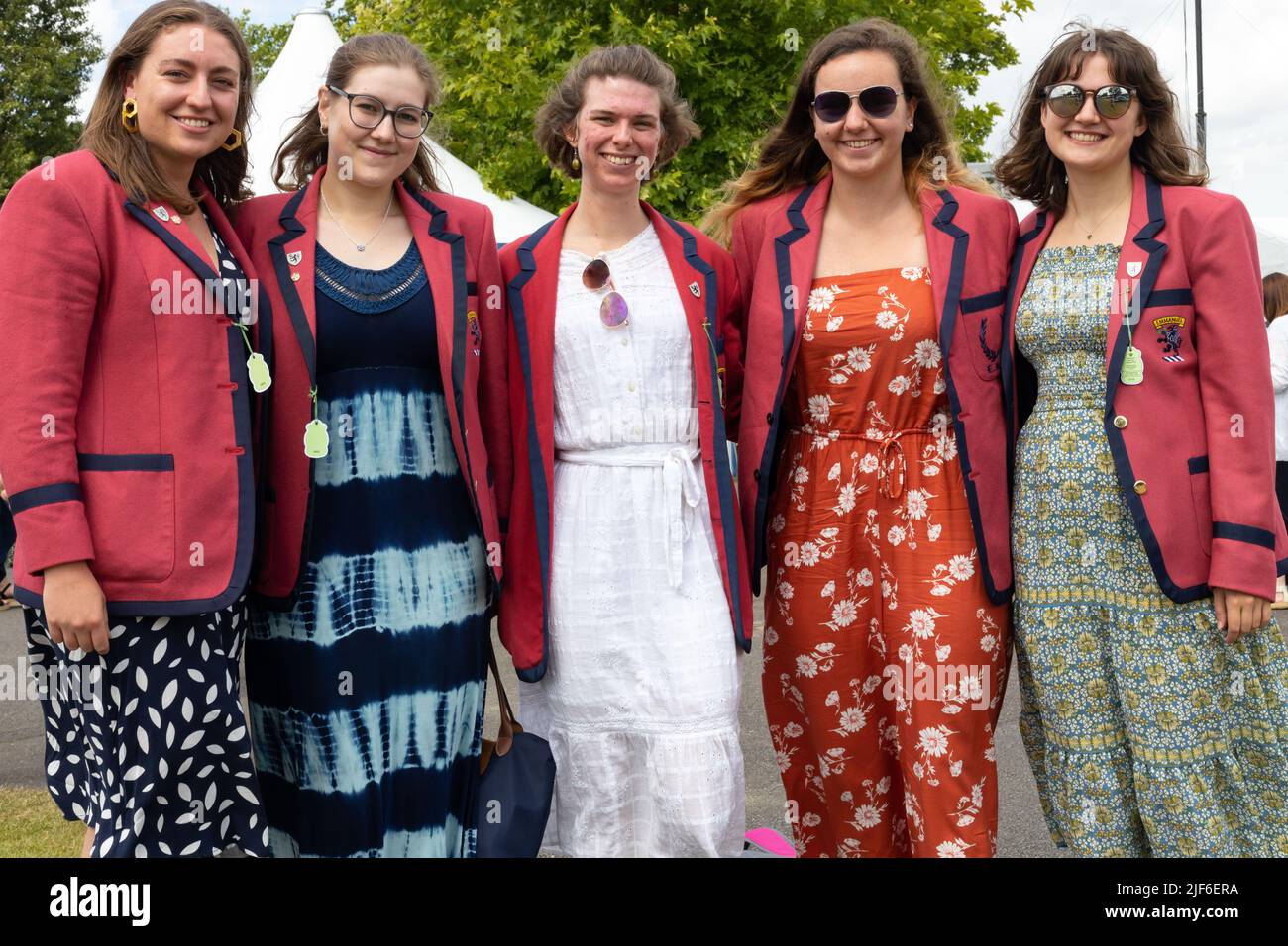 Henley, Oxfordshire, Inghilterra, Regno Unito 29 Giugno 2022 giorno all'Henley Royal Regatta.Ladies indossano i blazers di colore rosa polveroso dell'Emmanuel College, Cambridge Foto Stock