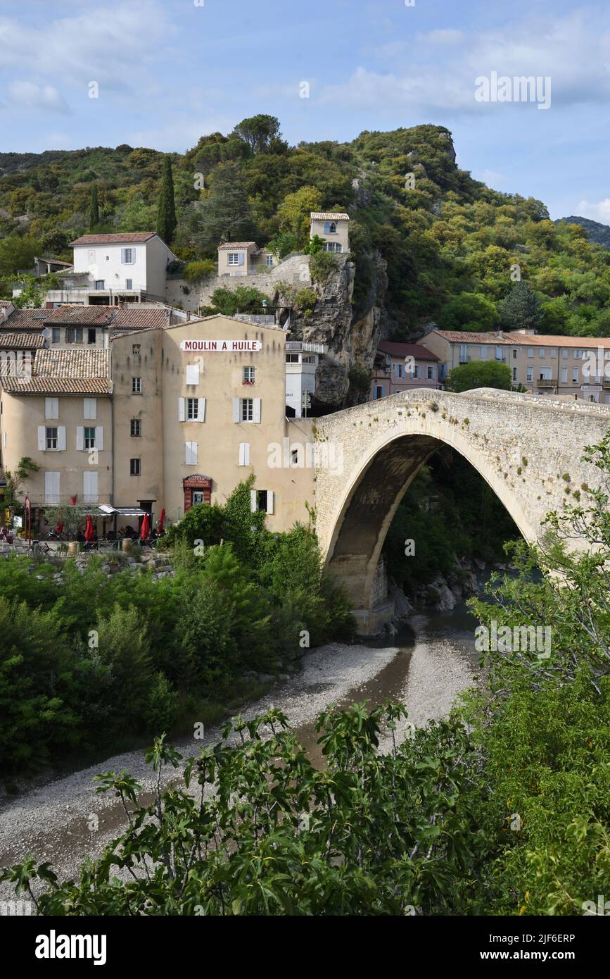 Città vecchia o quartiere storico di Nyons & il suo unico Span Ponte medievale, noto come il Ponte Romano, Nyons Drôme Provence France Foto Stock