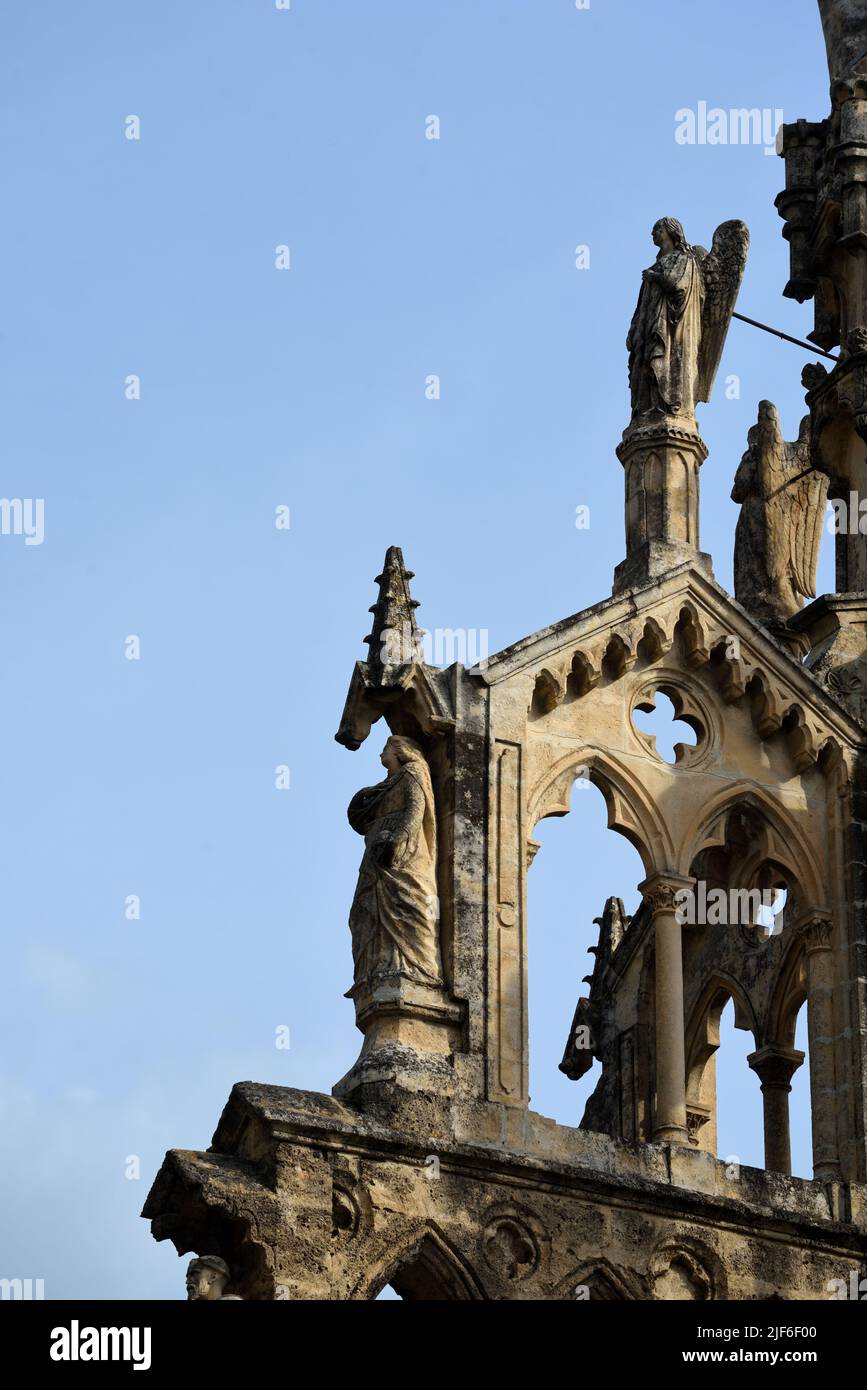 Pietra neogotica o gotica e statue della Cappella Notre-Dame-de-Bon-Secours del c18th in cima al tour medievale Randonne Nyons Drôme Provenza Francia Foto Stock