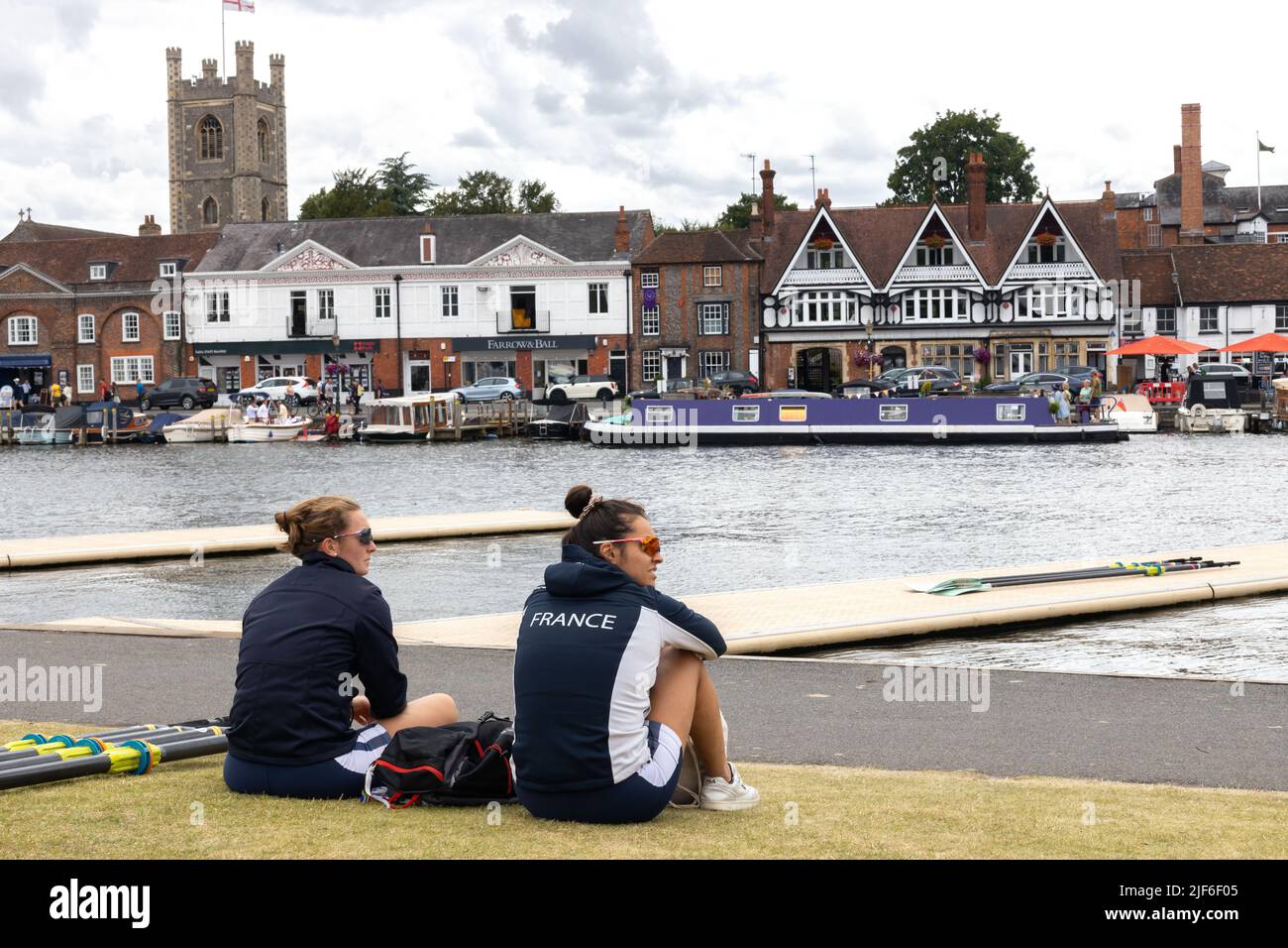 Henley, Oxfordshire, Inghilterra, Regno Unito 29 giugno 2022 giorno alla regata reale di Henley. Le squadre di canottaggio preparano le loro barche, si impegnano in colloqui di squadra e lanciano Foto Stock