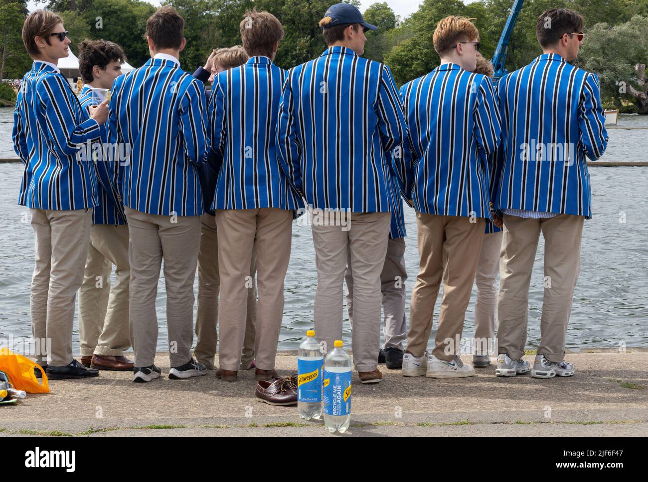 Henley, Oxfordshire, Inghilterra, Regno Unito 29 giugno 2022 giorno alla regata reale di Henley. Gli spettatori allineano il percorso di traino lungo il fiume Foto Stock